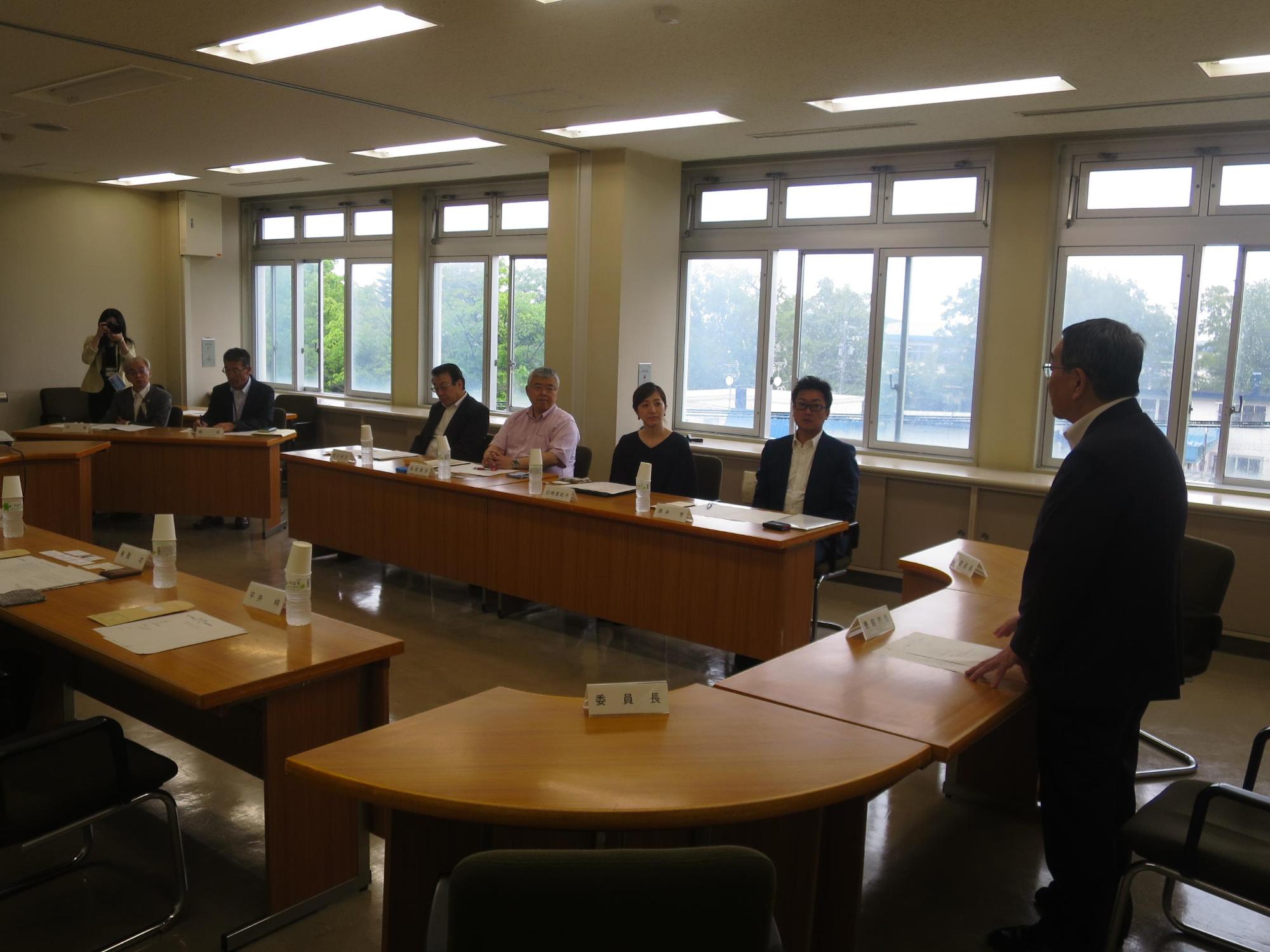 会の冒頭で挨拶をする原田市長と出席者の写真