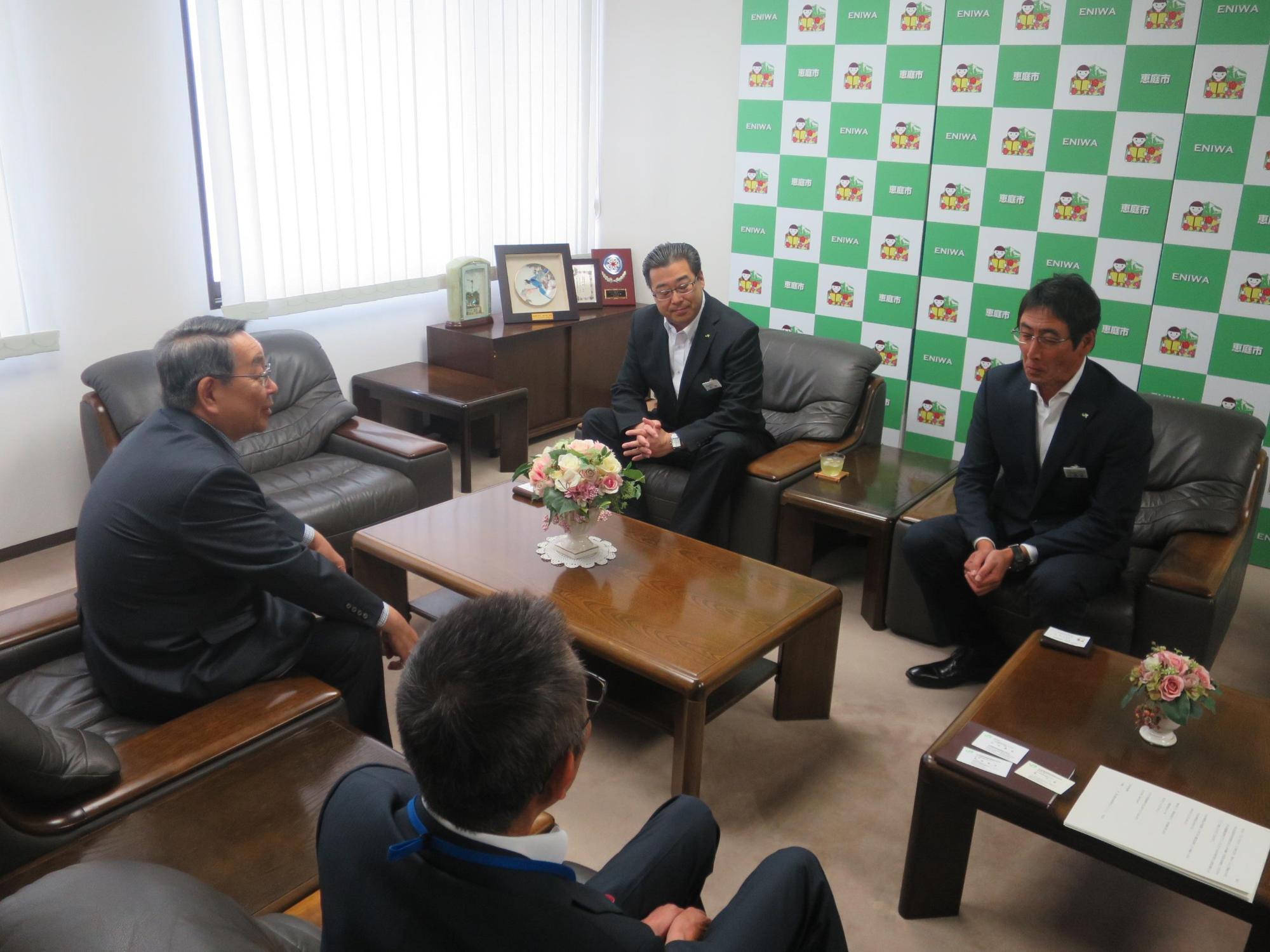 JR北海道硬式野球クラブの関係者と懇談する原田市長の写真