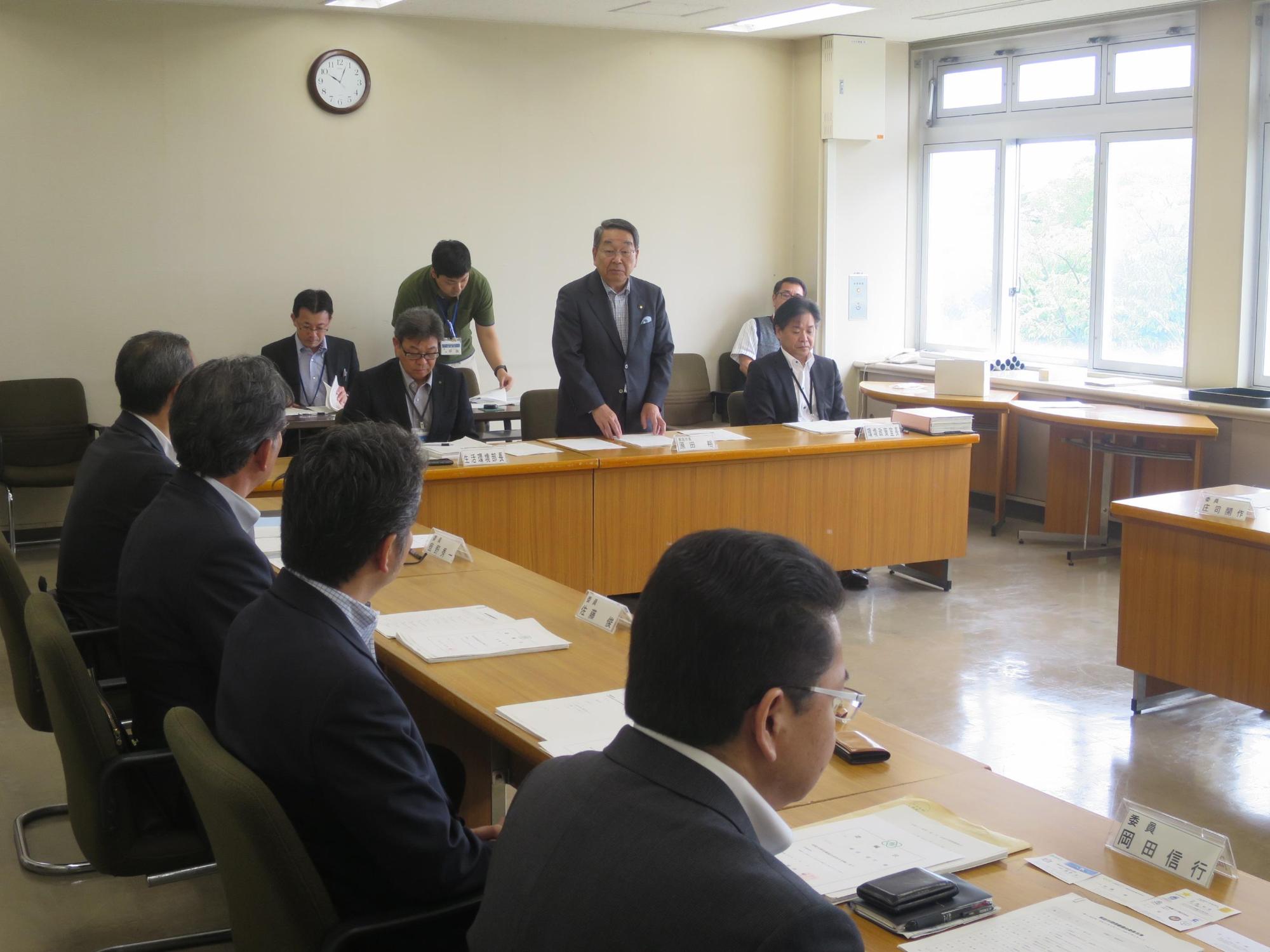 審議会にて挨拶をする原田市長と委員の写真
