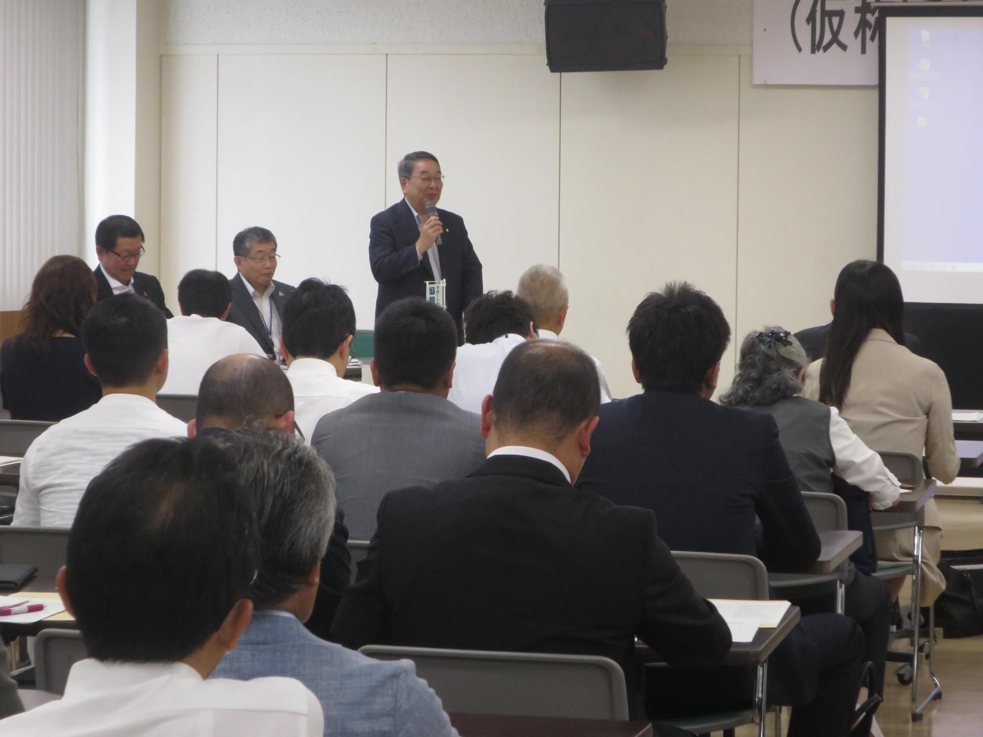 発会式にて参加者へ呼びかける原田市長の写真