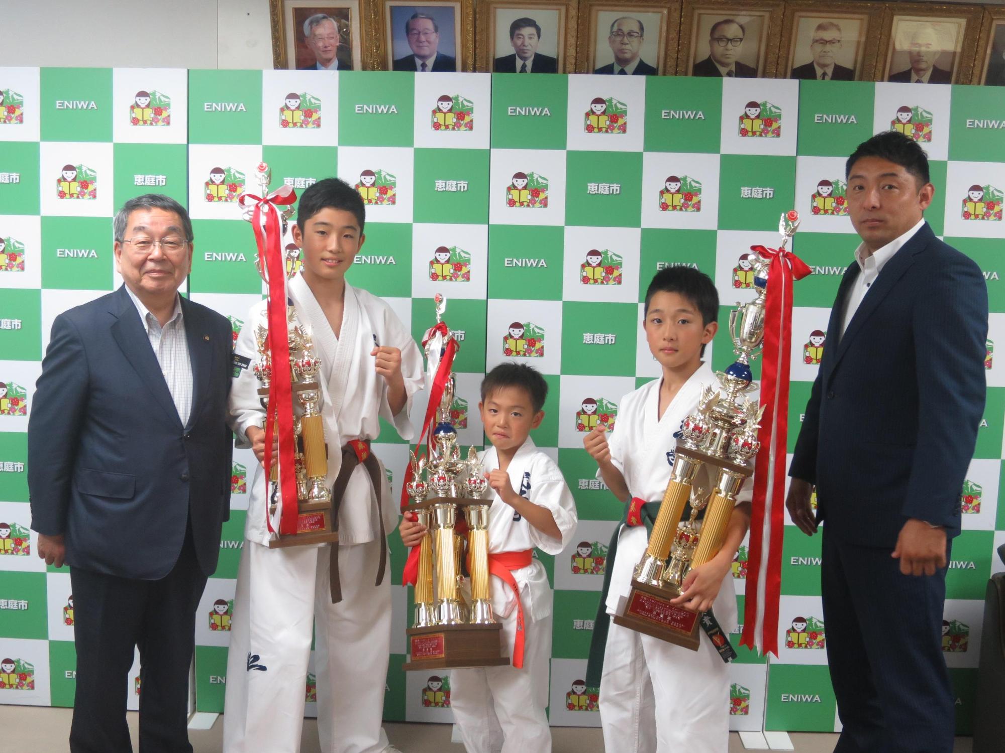 結果報告に訪問した武仁拳上野道場の3選手と原田市長の記念写真