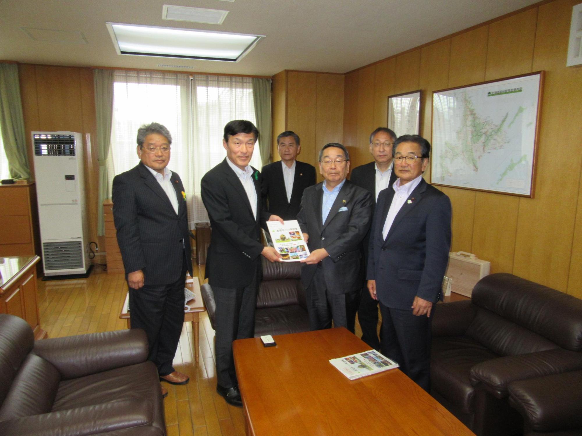 北海道内に所在する国の機関や北海道へ要望書を手交する原田市長らの写真