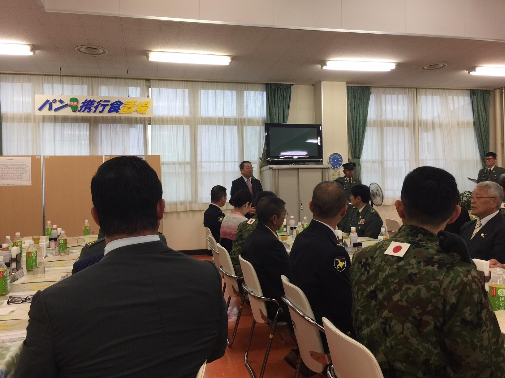 会場で挨拶をする原田市長と自衛官の方々の写真