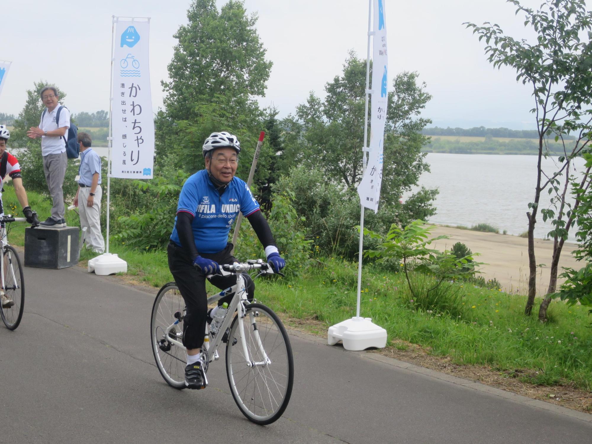 自転車に乗り、サイクリングを楽しむ原田市長の写真