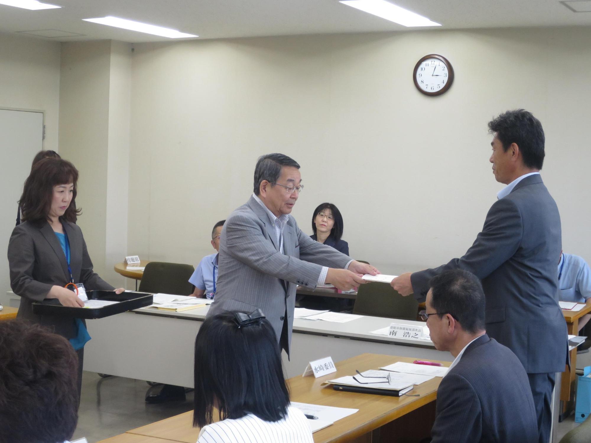 恵庭市自殺対策ネットワークにて委員へ委嘱状の交付をする原田市長の写真