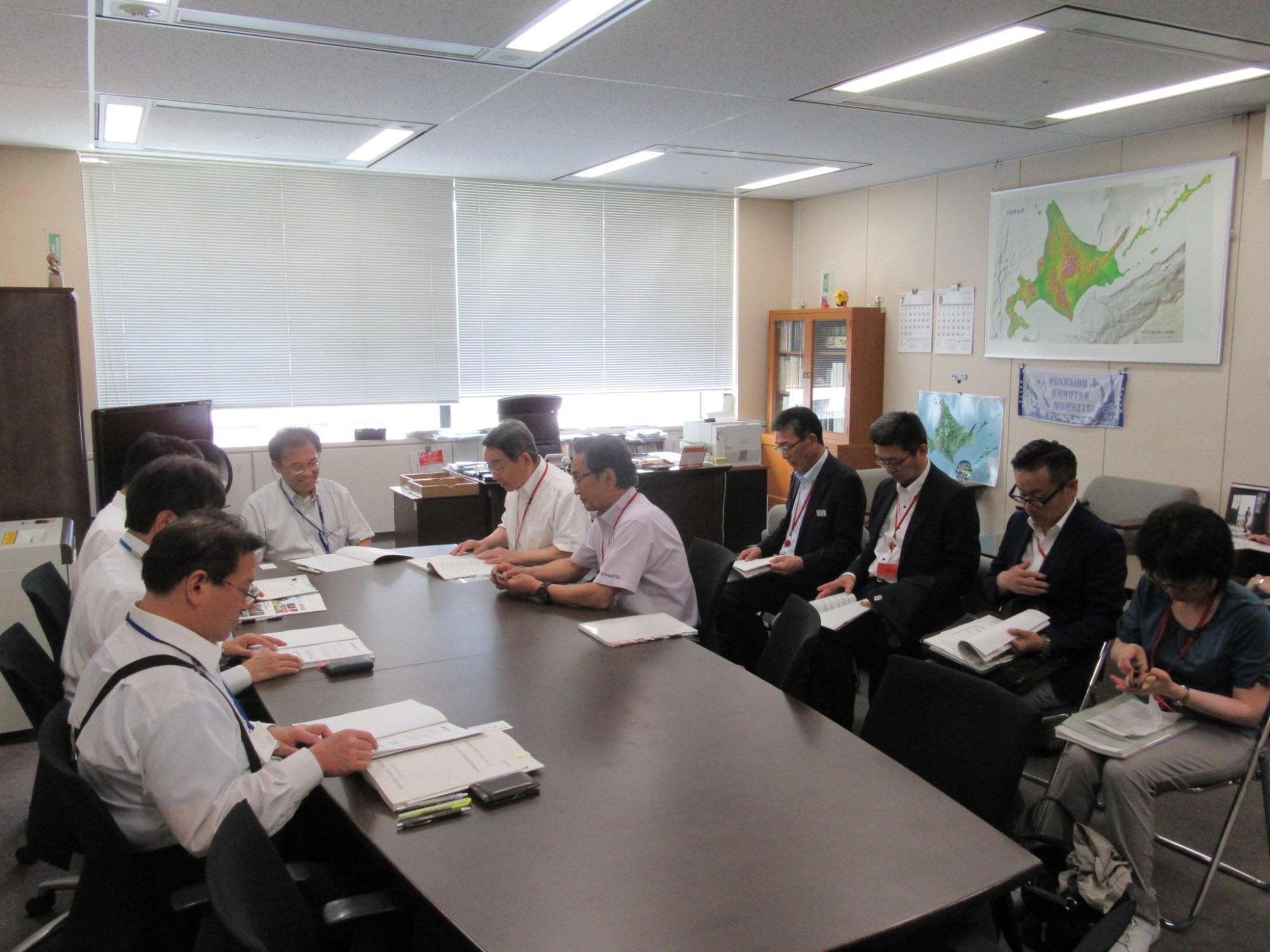 会議室にて要望内容を話し合う原田市長と関係者の写真