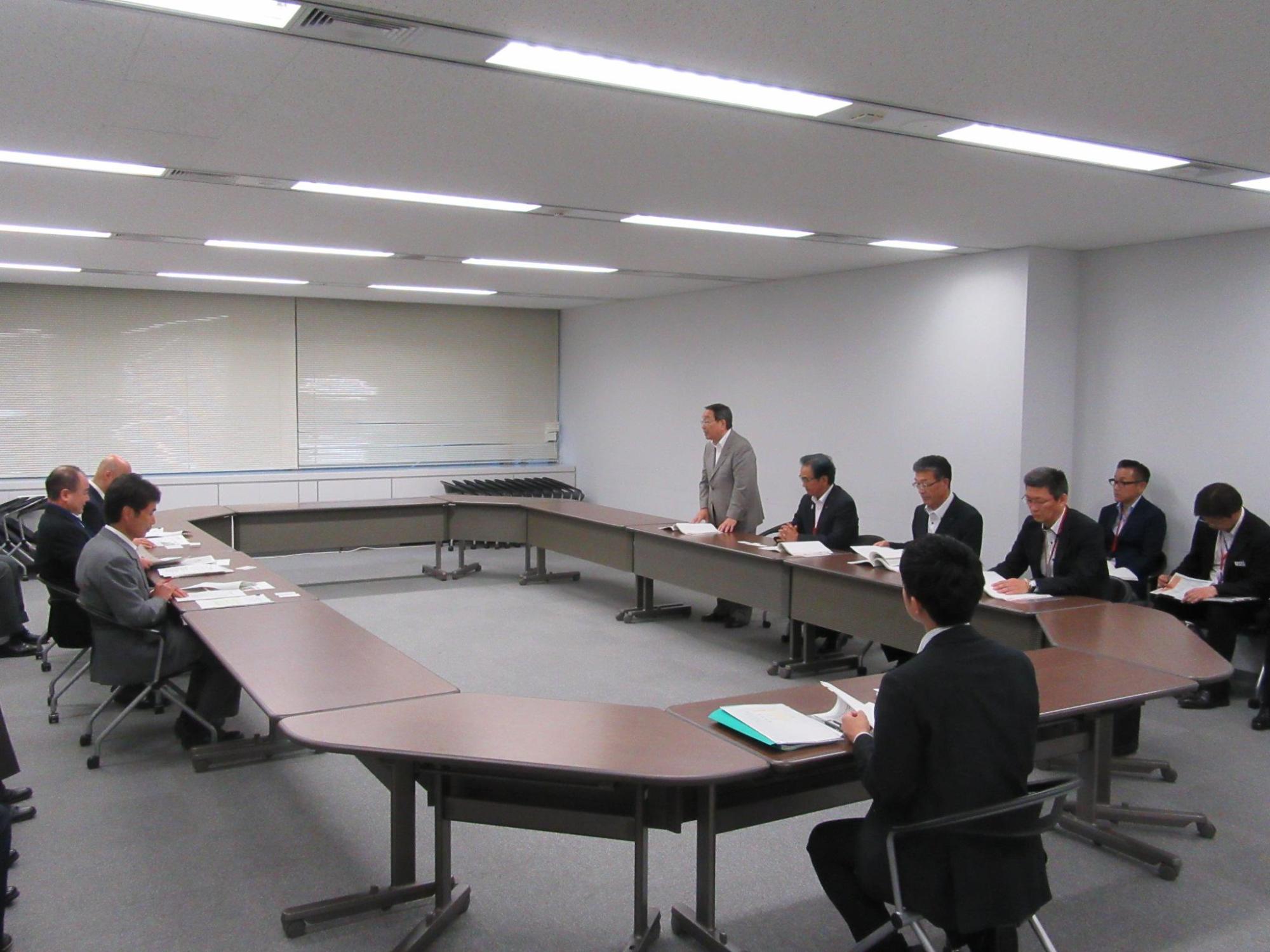 会議室にて要望内容を説明する原田市長らと関係者の写真