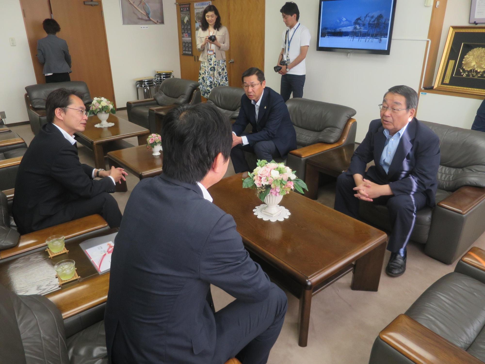 原田市長とサッポロビール北海道工場の掃部工場長らが懇談している写真