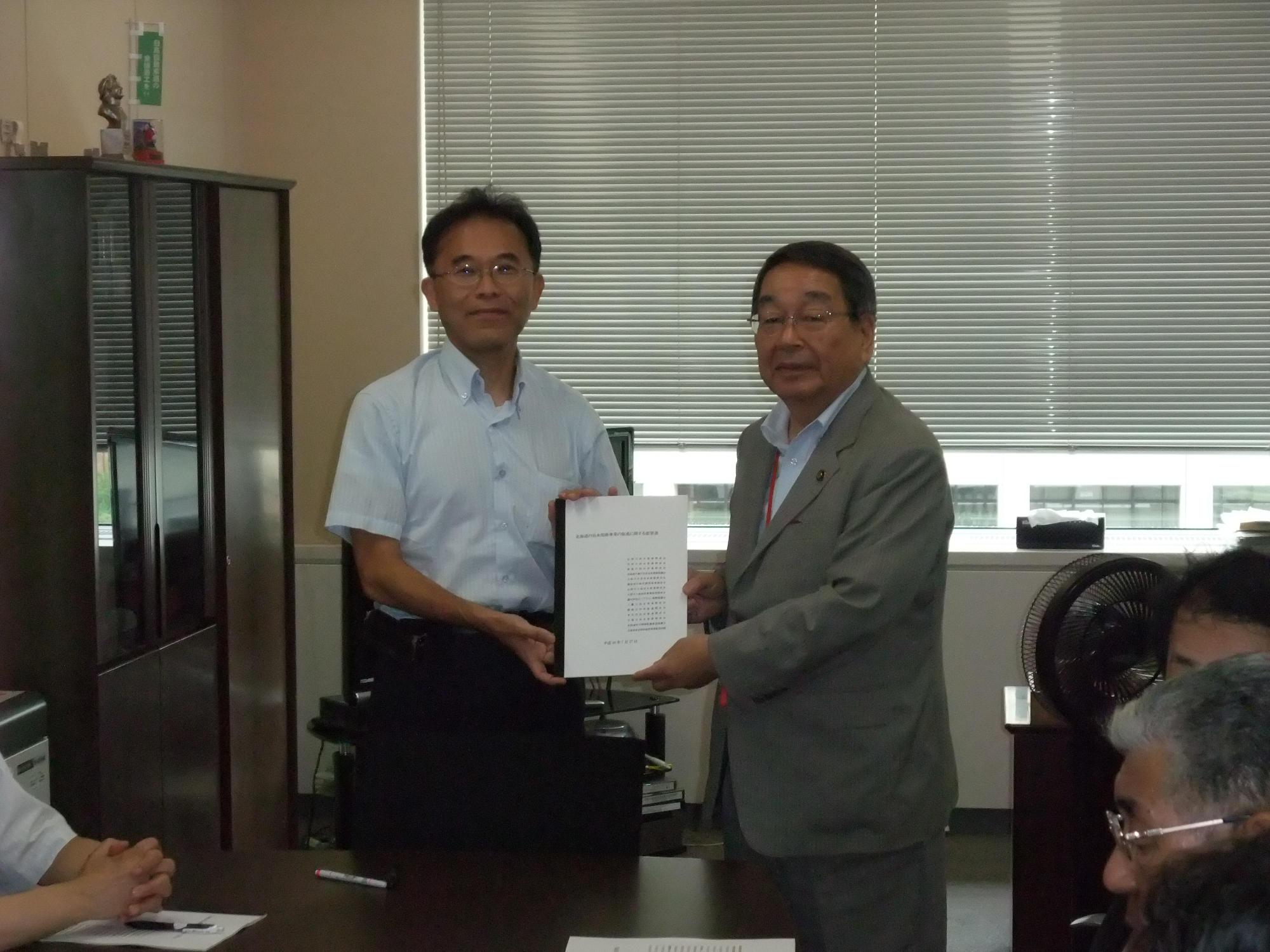 関係者と国交省への要望書を手交する原田市長の写真