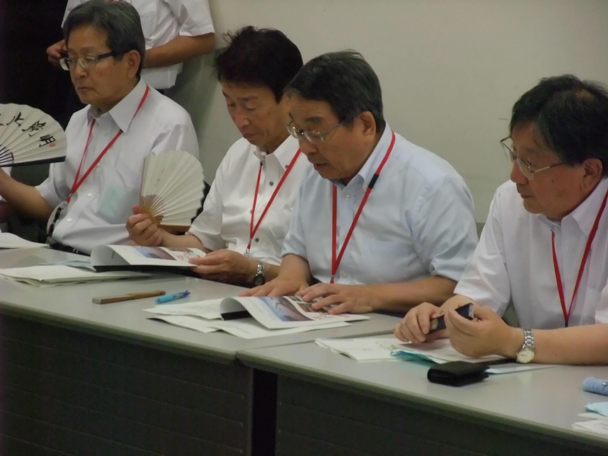 要望活動にて資料を確認する原田市長と出席者の方々の写真