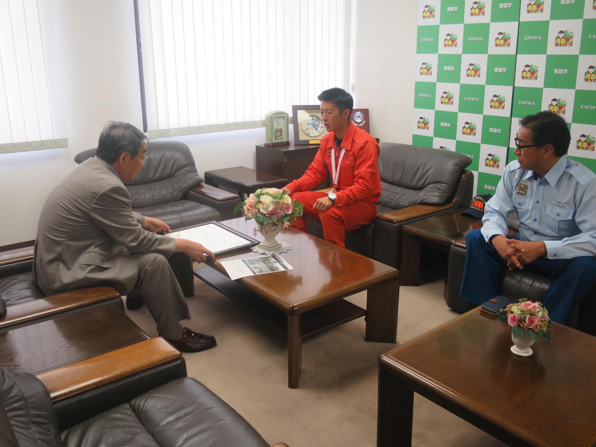 原田市長と恵庭市の消防職員の川瀬さんが懇談している写真