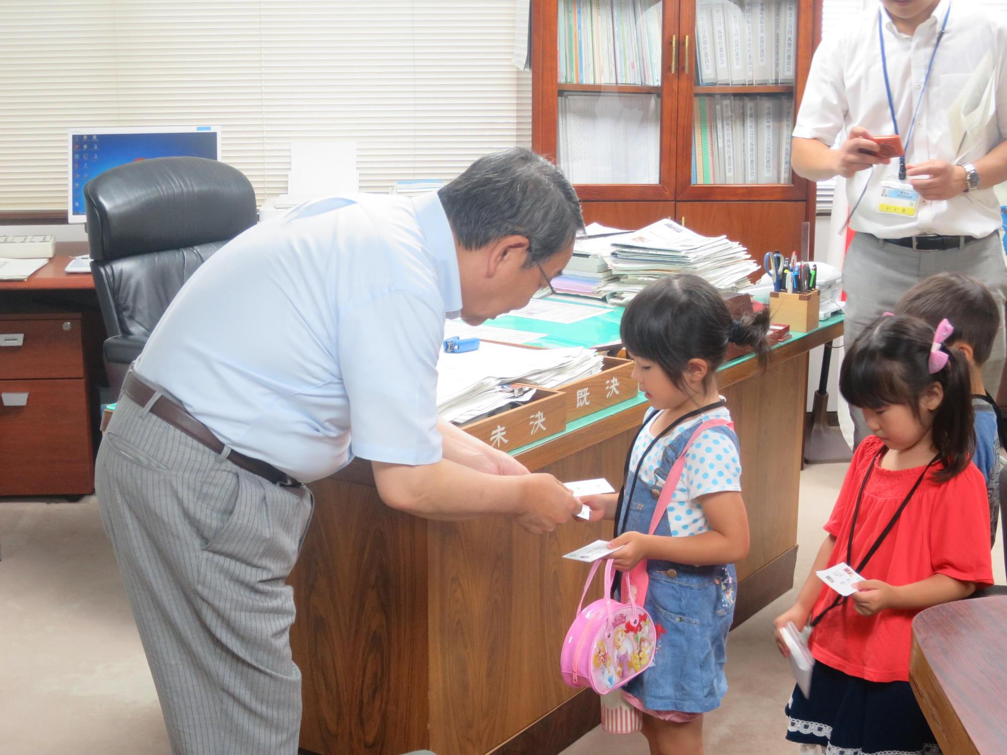 親の職場見学にて子どもたちが原田市長と名刺交換をしている写真2