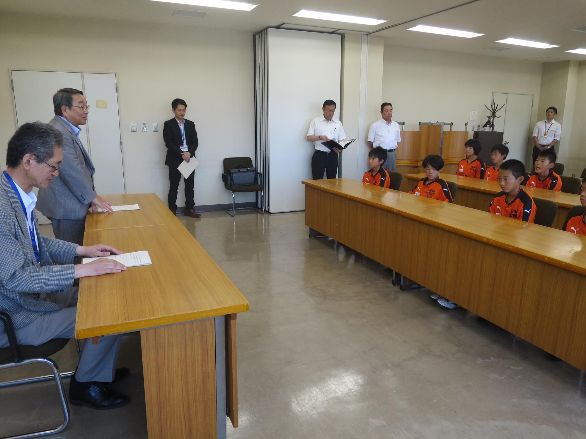 恵庭すずらんU－12の選手たちに激励の述べている原田市長の写真