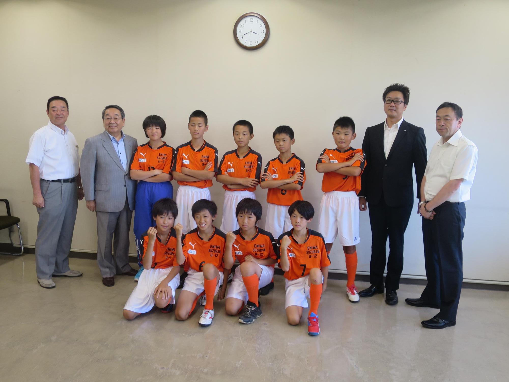 恵庭すずらんU－12の選手たちと原田市長が記念撮影している写真