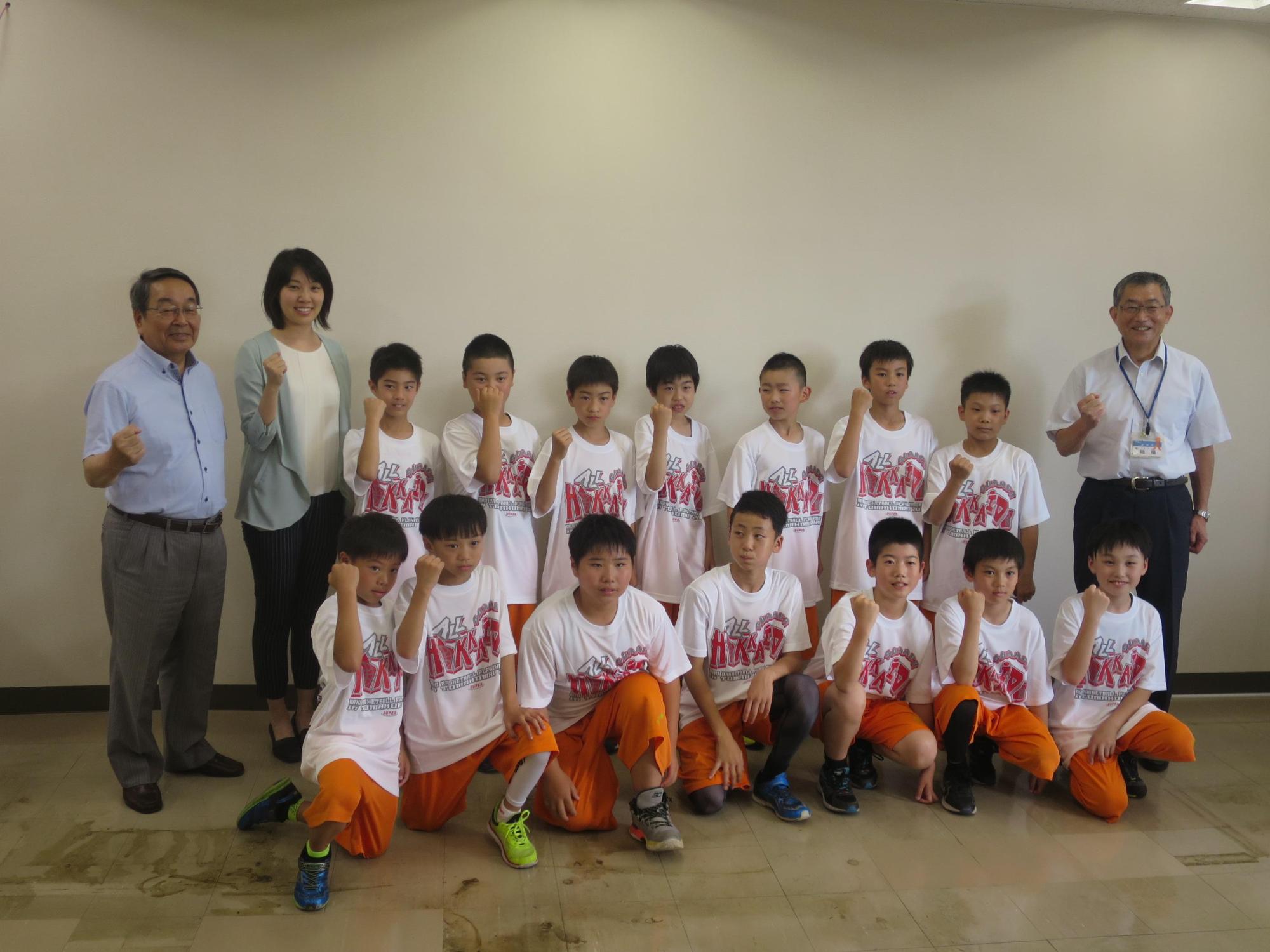 島松ミニバスケットボール少年団の選手らと原田市長が記念撮影している写真
