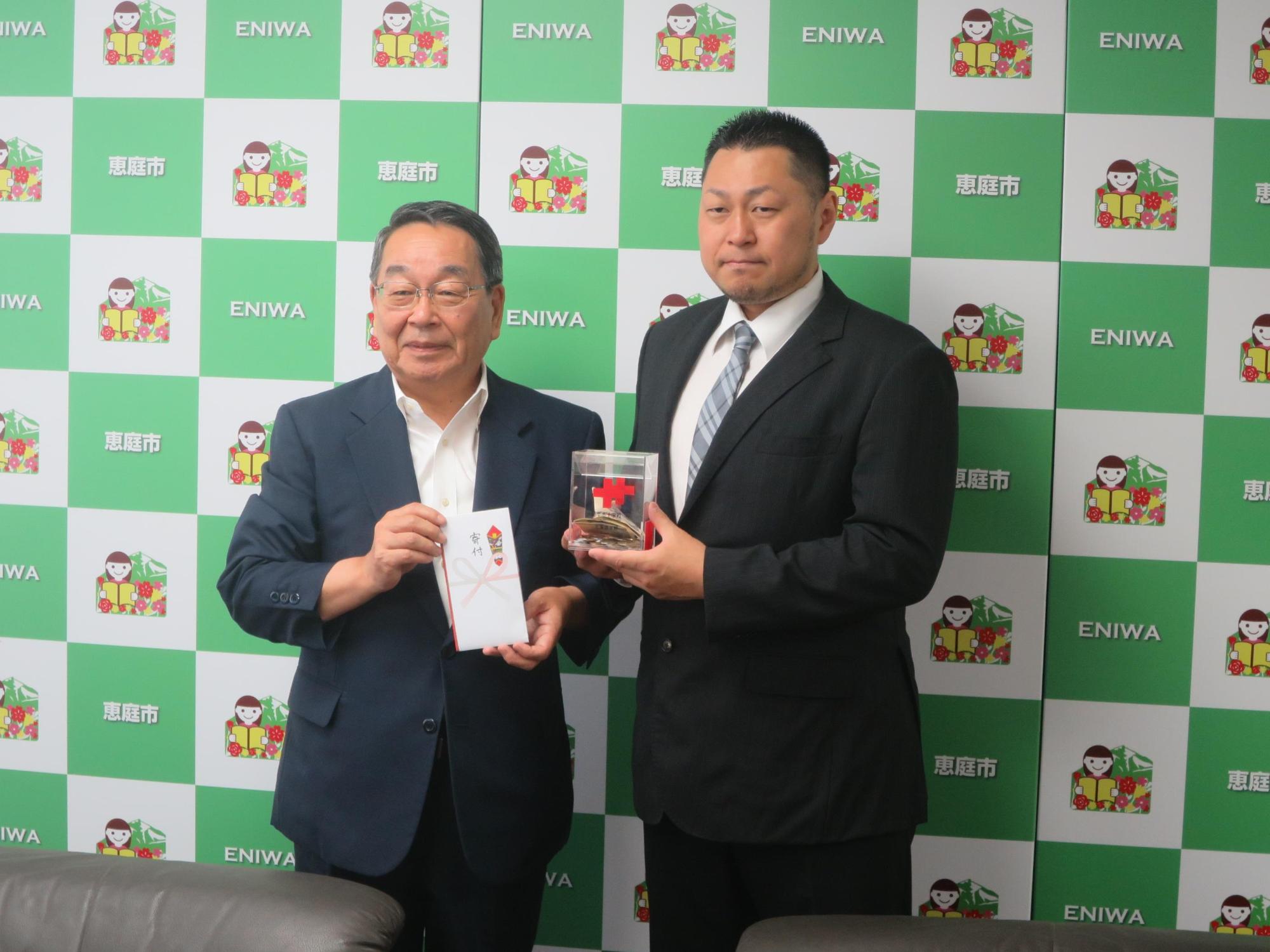 NPO武道教育センター優至会（酒井代表師範）と原田市長が記念撮影している写真