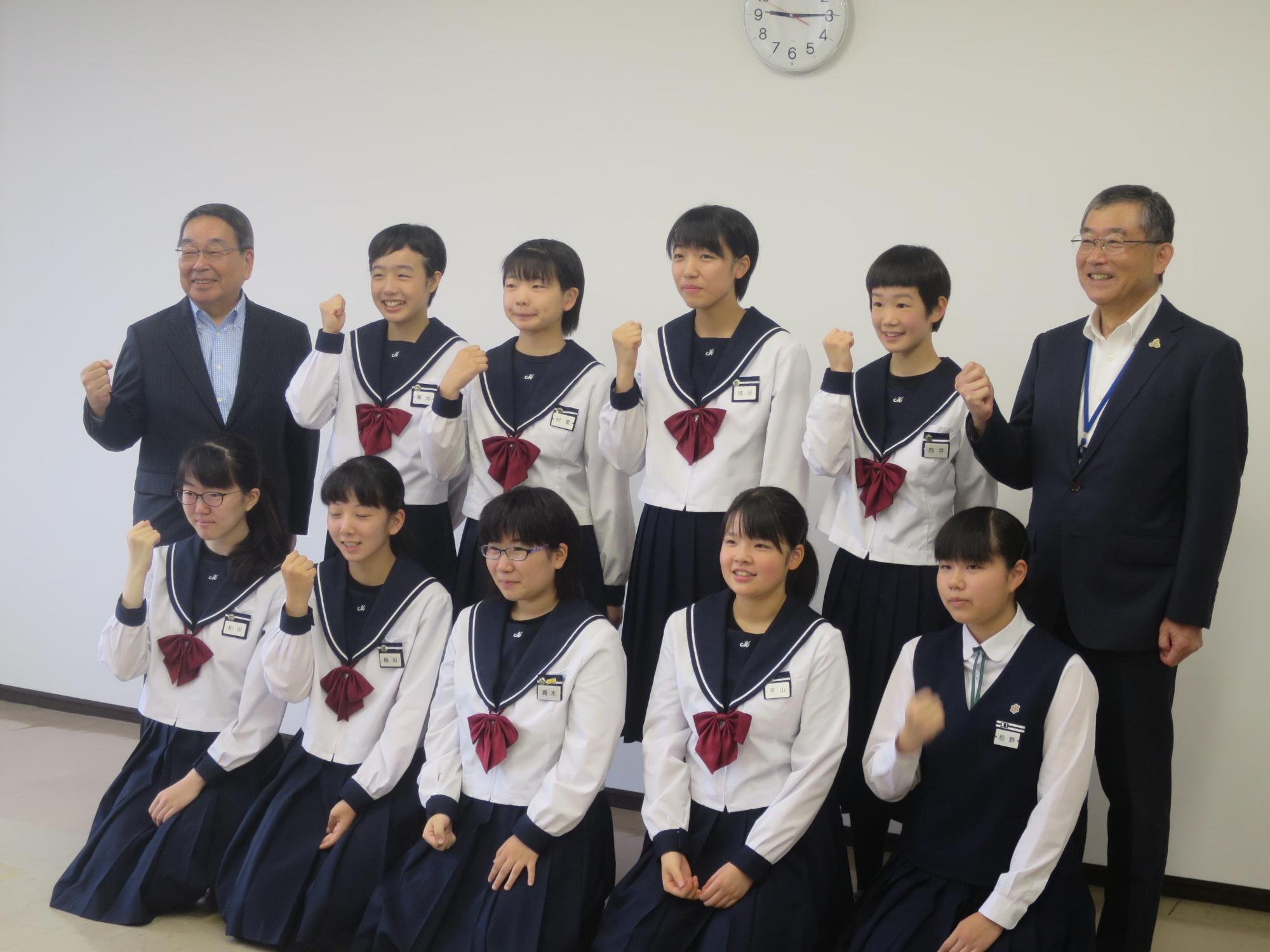 恵庭中学校、恵み野中学校の卓球部の生徒・指導者と原田市長が記念撮影している写真