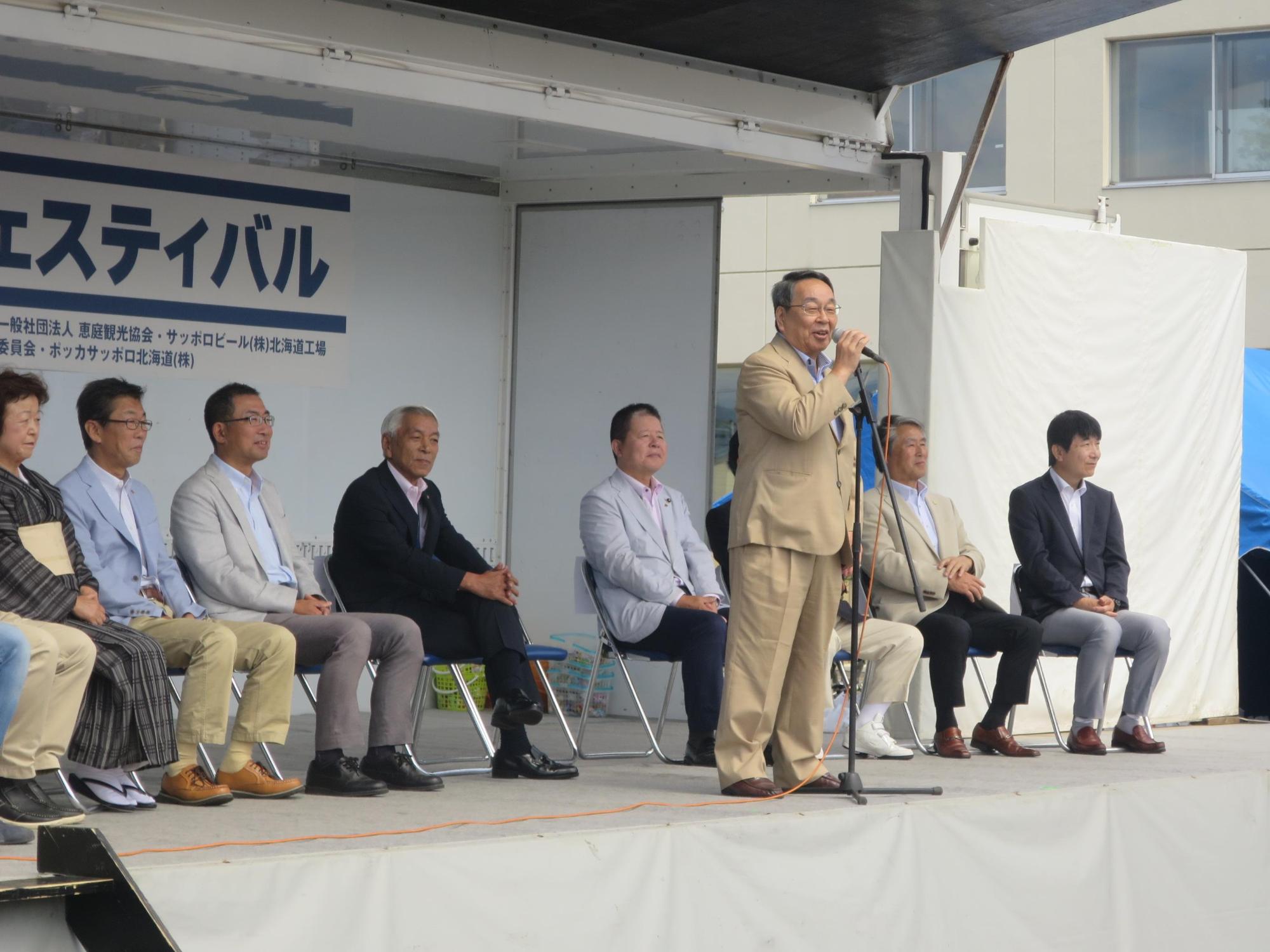 「第13回YEGフェスティバル」にて挨拶をしている原田市長の写真