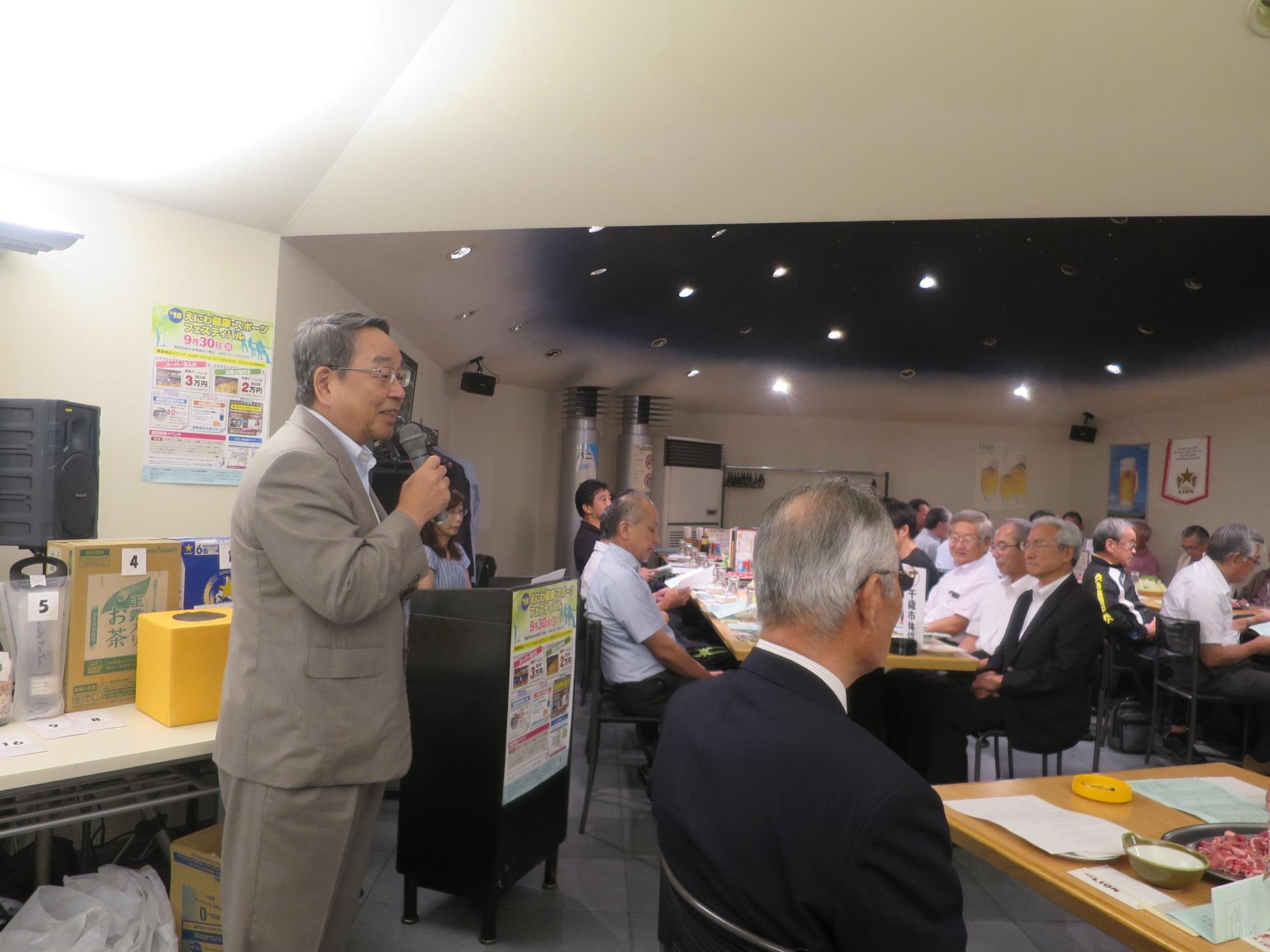 「恵庭市体育協会加盟団体交流会」にて挨拶をしている原田市長の写真