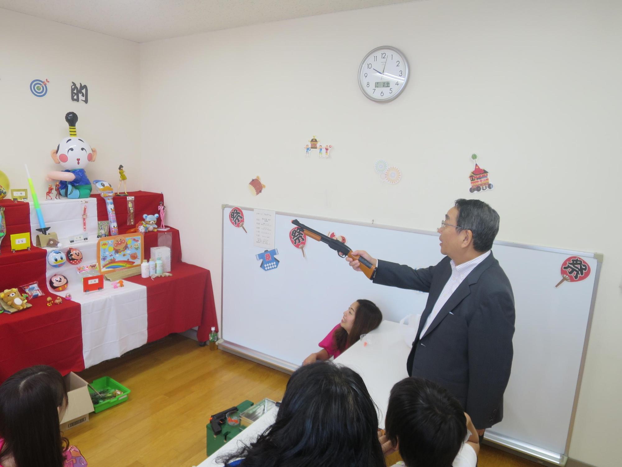 「子ども発達支援センター“スマイル祭”」射的をしている原田市長の写真