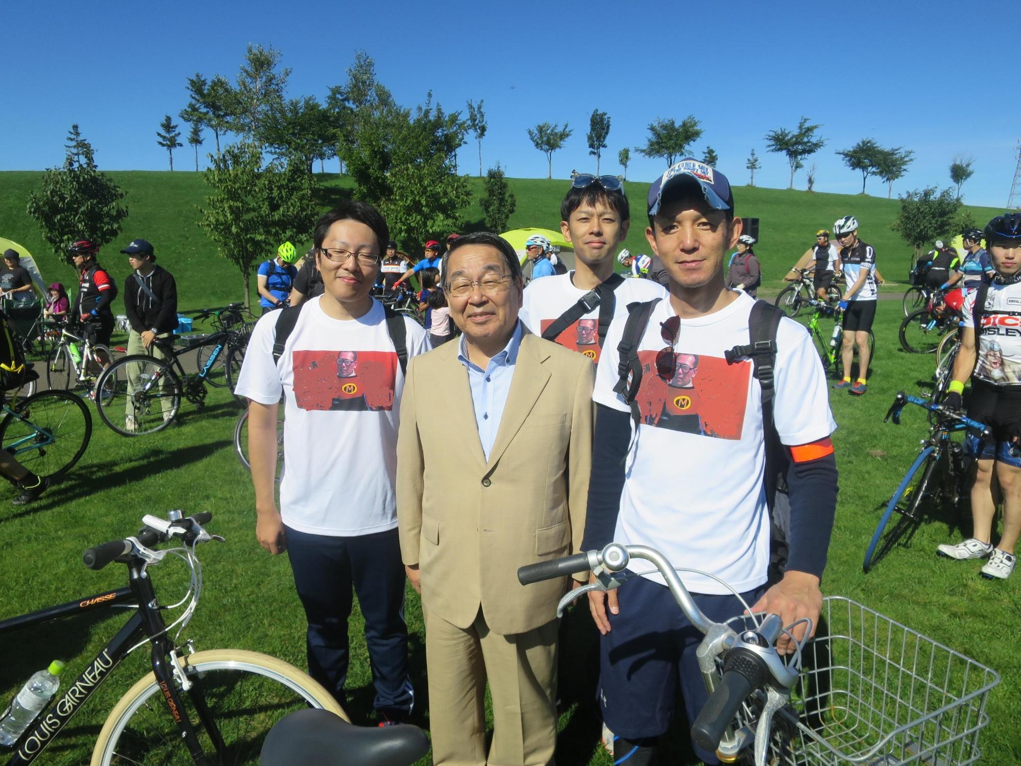 「サイクルフェスタ・恵庭2018」参加者と原田市長が記念撮影している写真