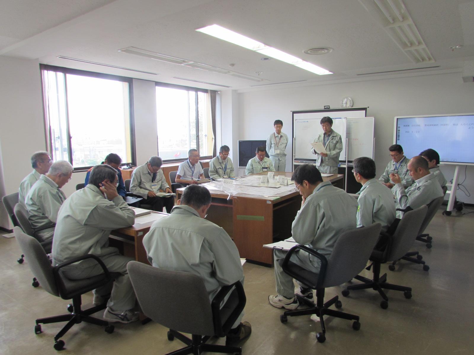 北海道胆振東部地震に伴いホワイトボードを使って災害の対応を話し合っている写真2