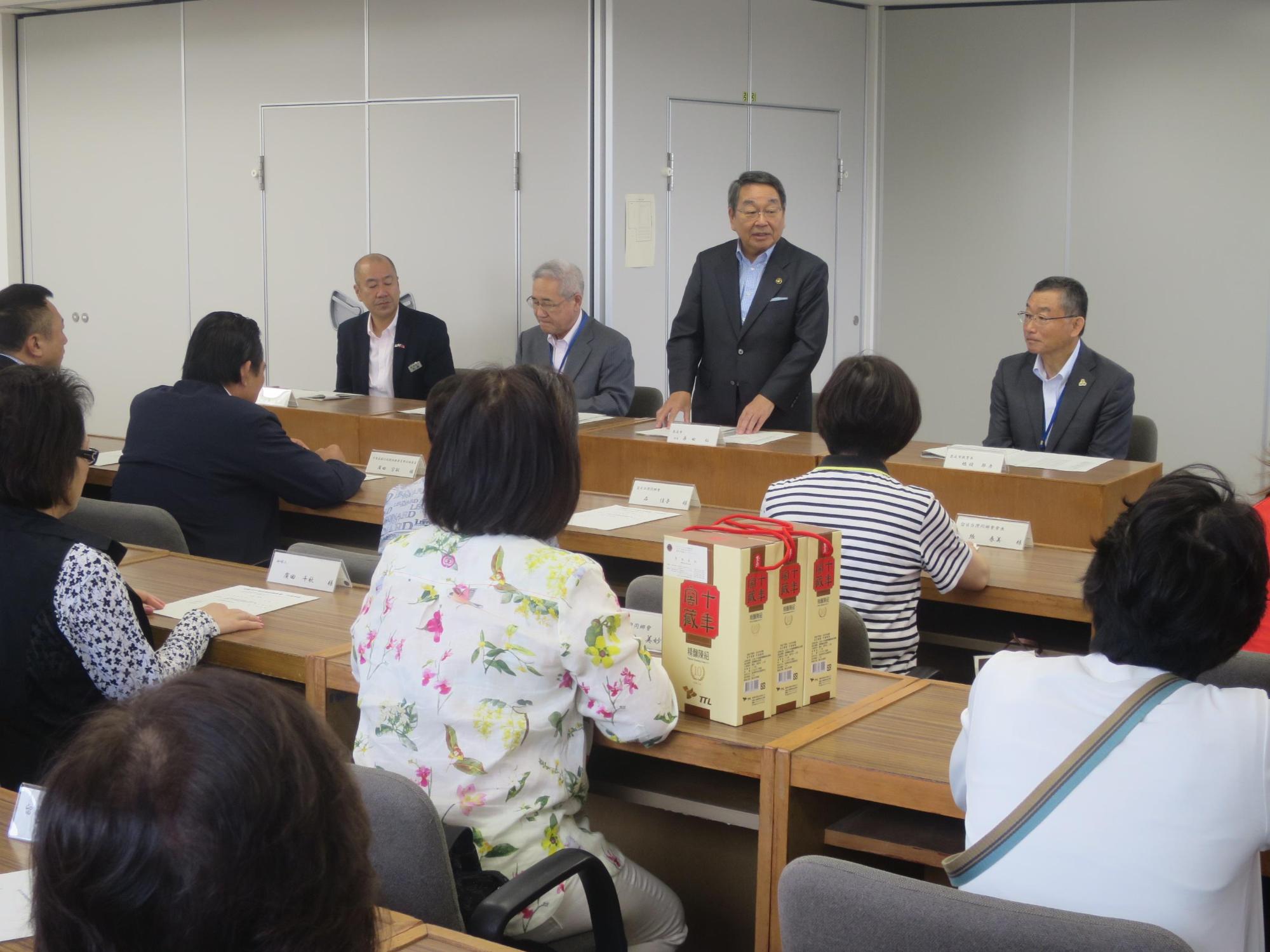 「台湾華僑招聘事業」にて挨拶をしている原田市長の写真