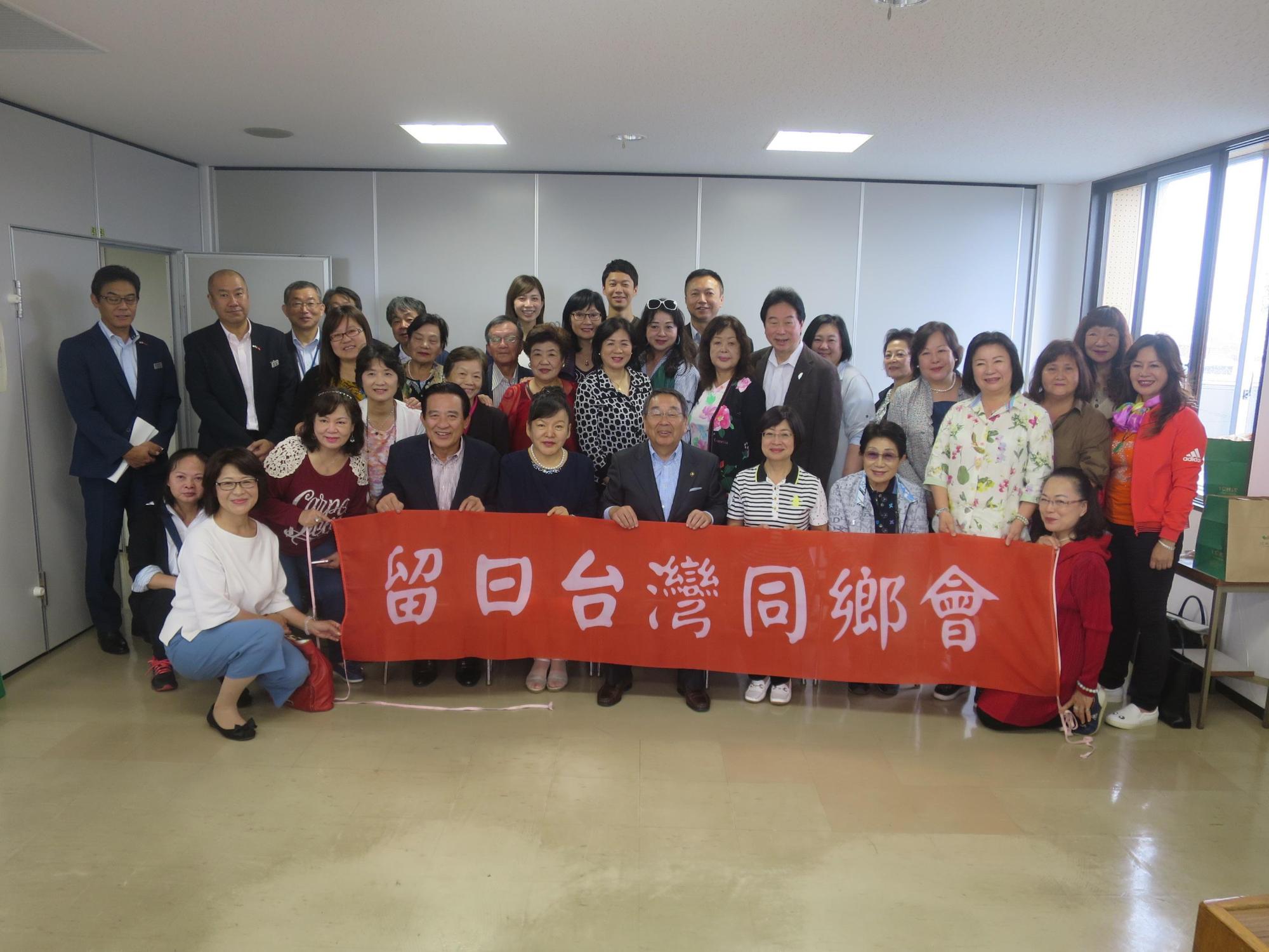 「台湾華僑招聘事業」訪問団の方と原田市長が記念撮影している写真