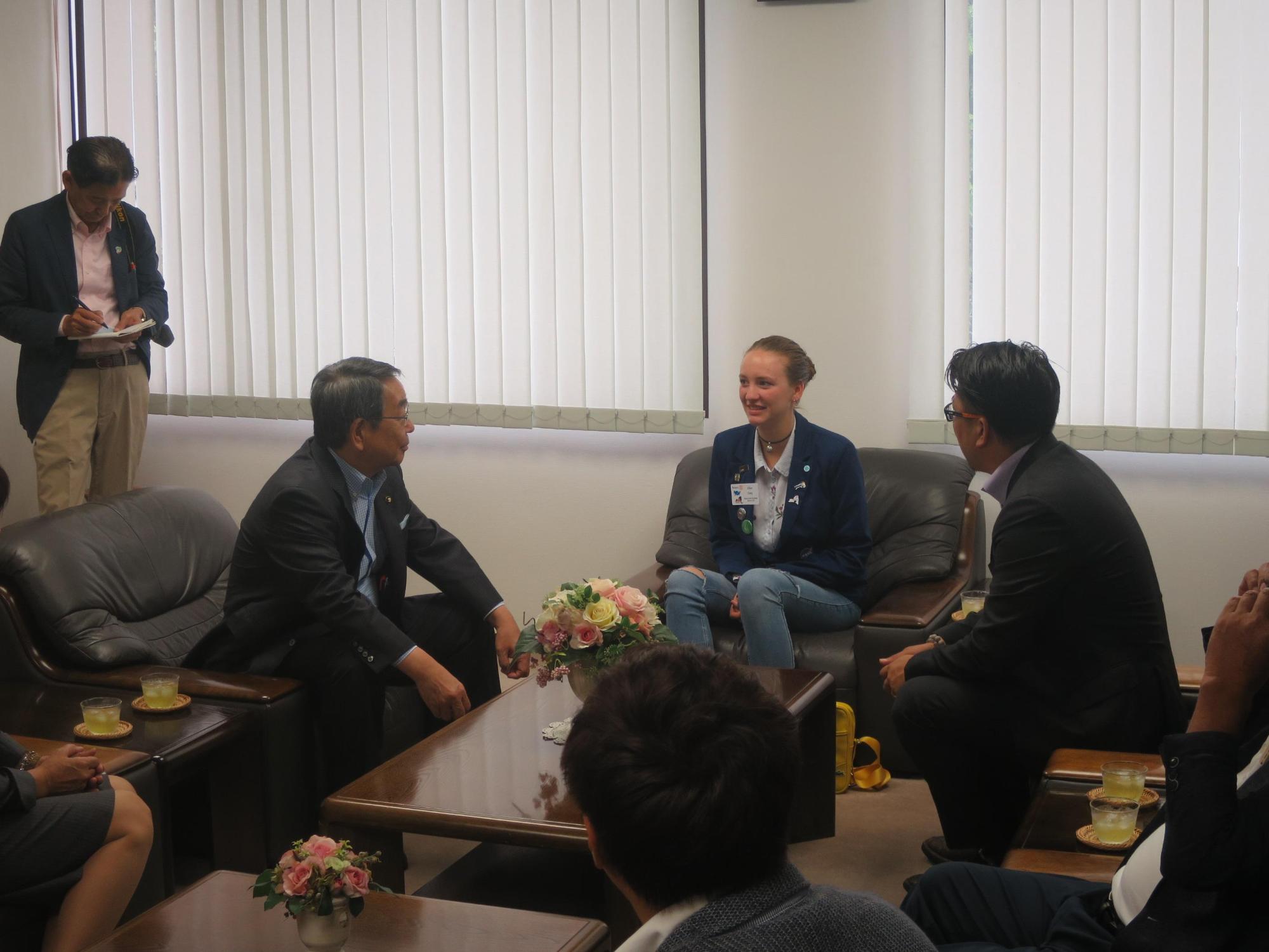 アメリカからの留学生が原田市長に挨拶しに来庁している写真