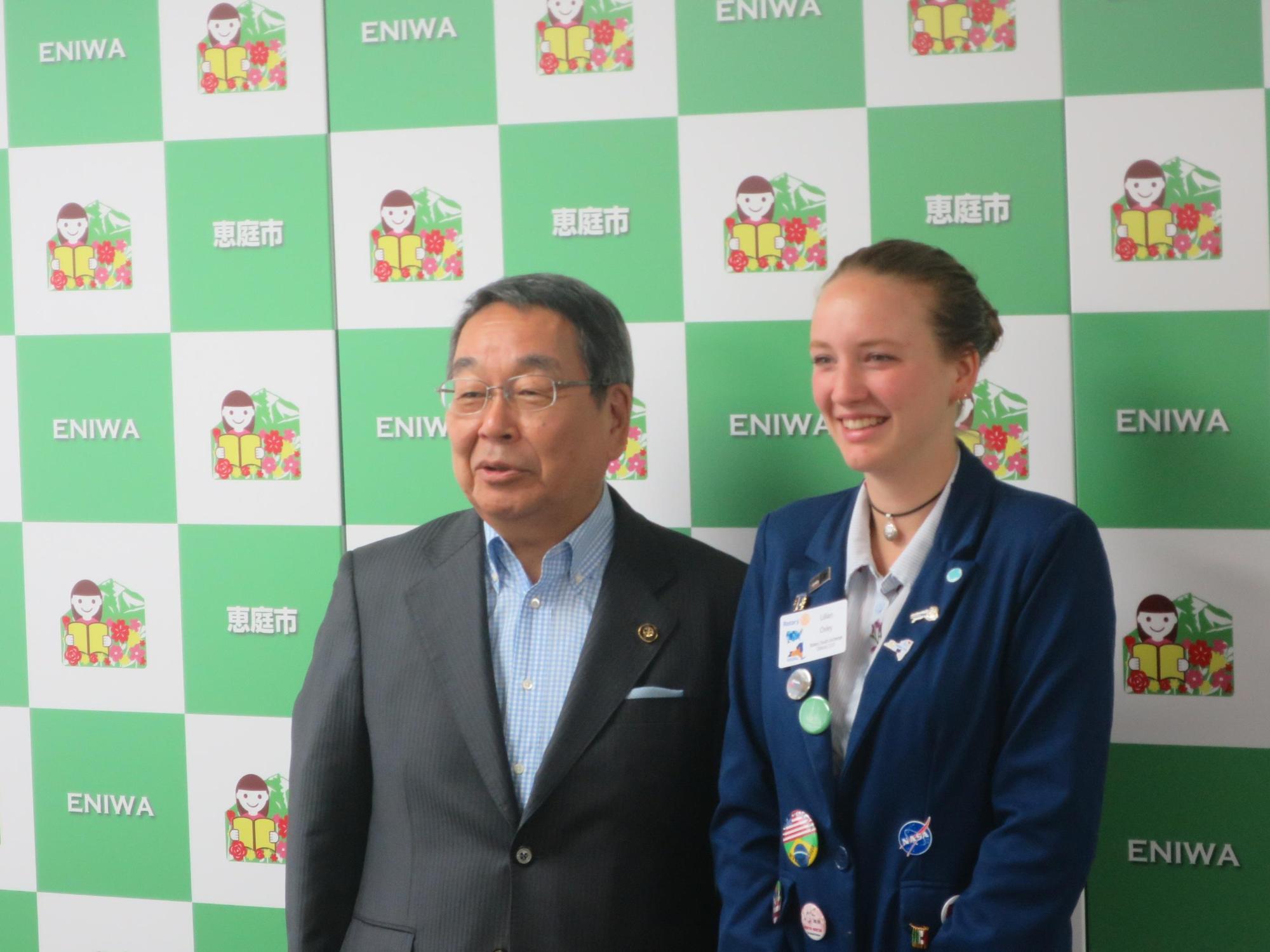 女性留学生と原田市長が記念撮影している写真