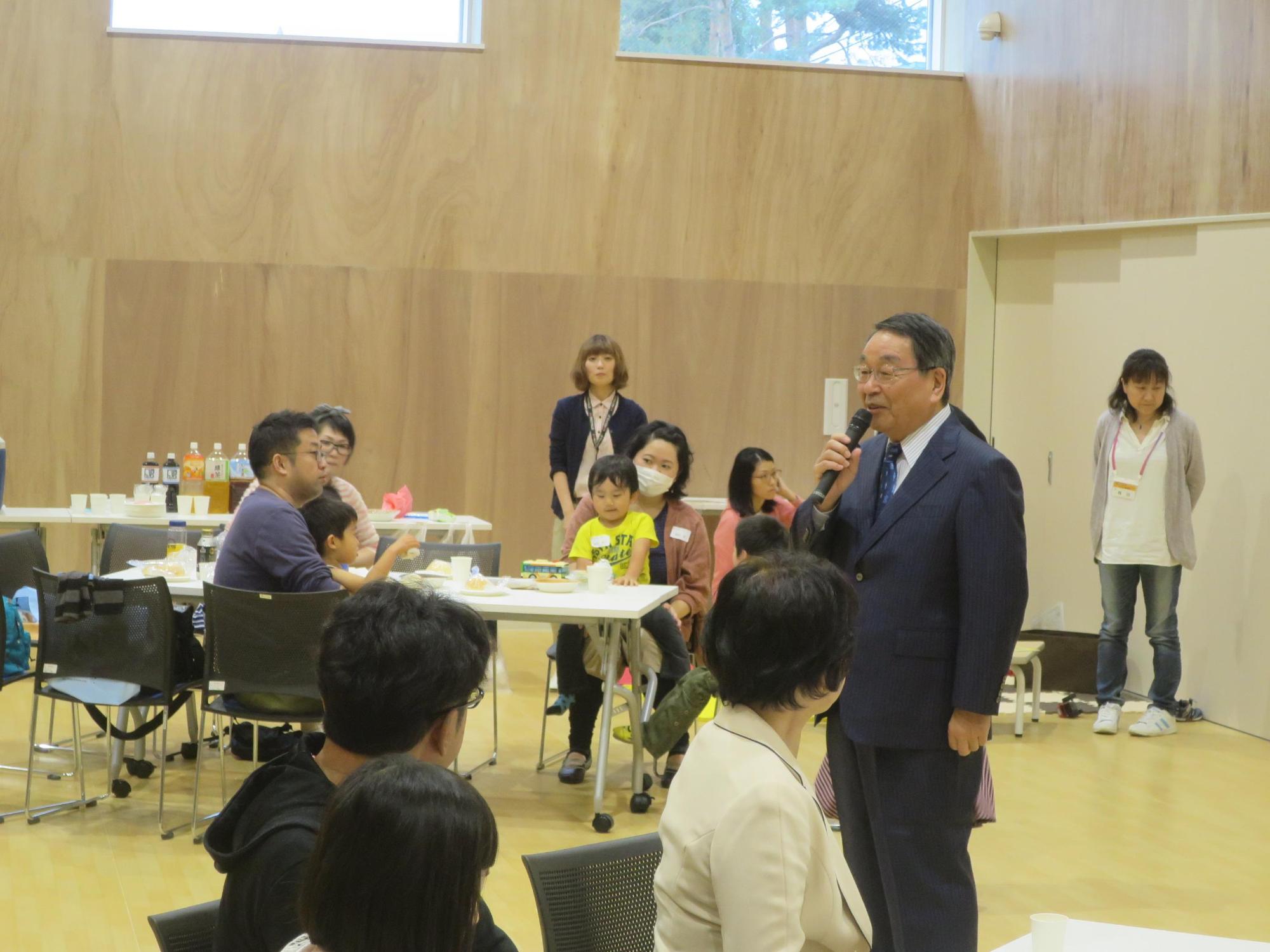 「恵庭移住者交流会」にて挨拶をしている原田市長の写真