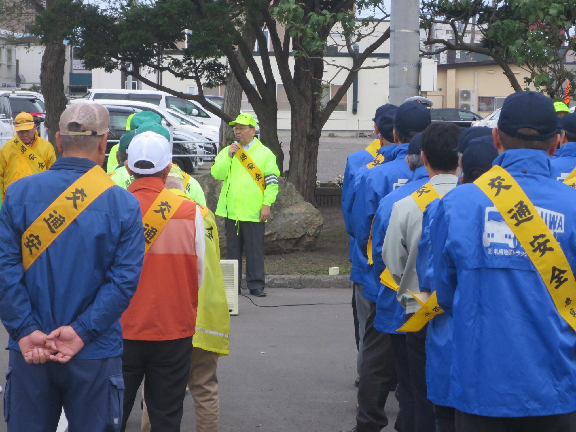 「秋の全国交通安全運動セーフティーコール」にて挨拶をしている原田市長の写真