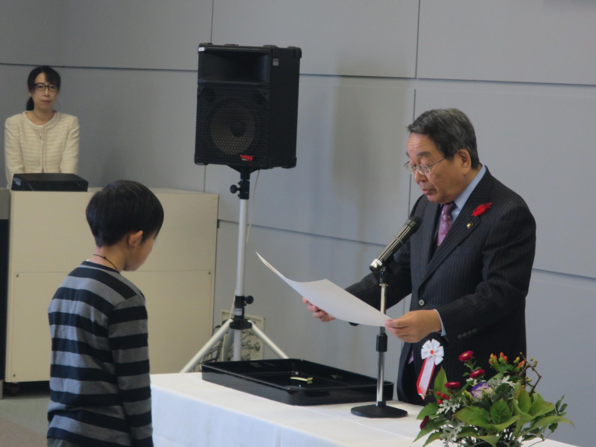 MOA美術館恵庭児童作品展表彰式で表彰状を渡す原田市長