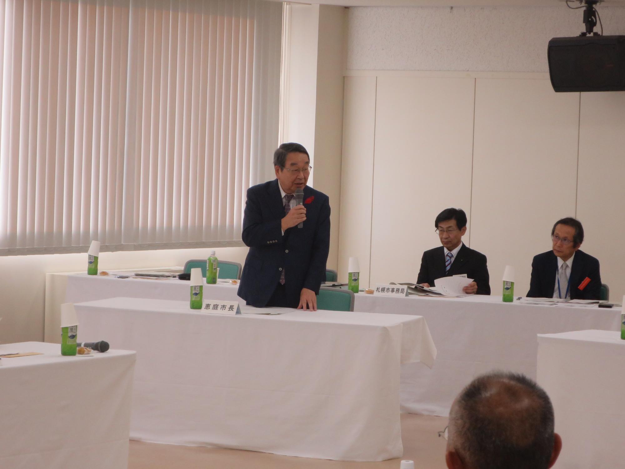北海道市議会議長道西支部会議であいさつをする原田市長