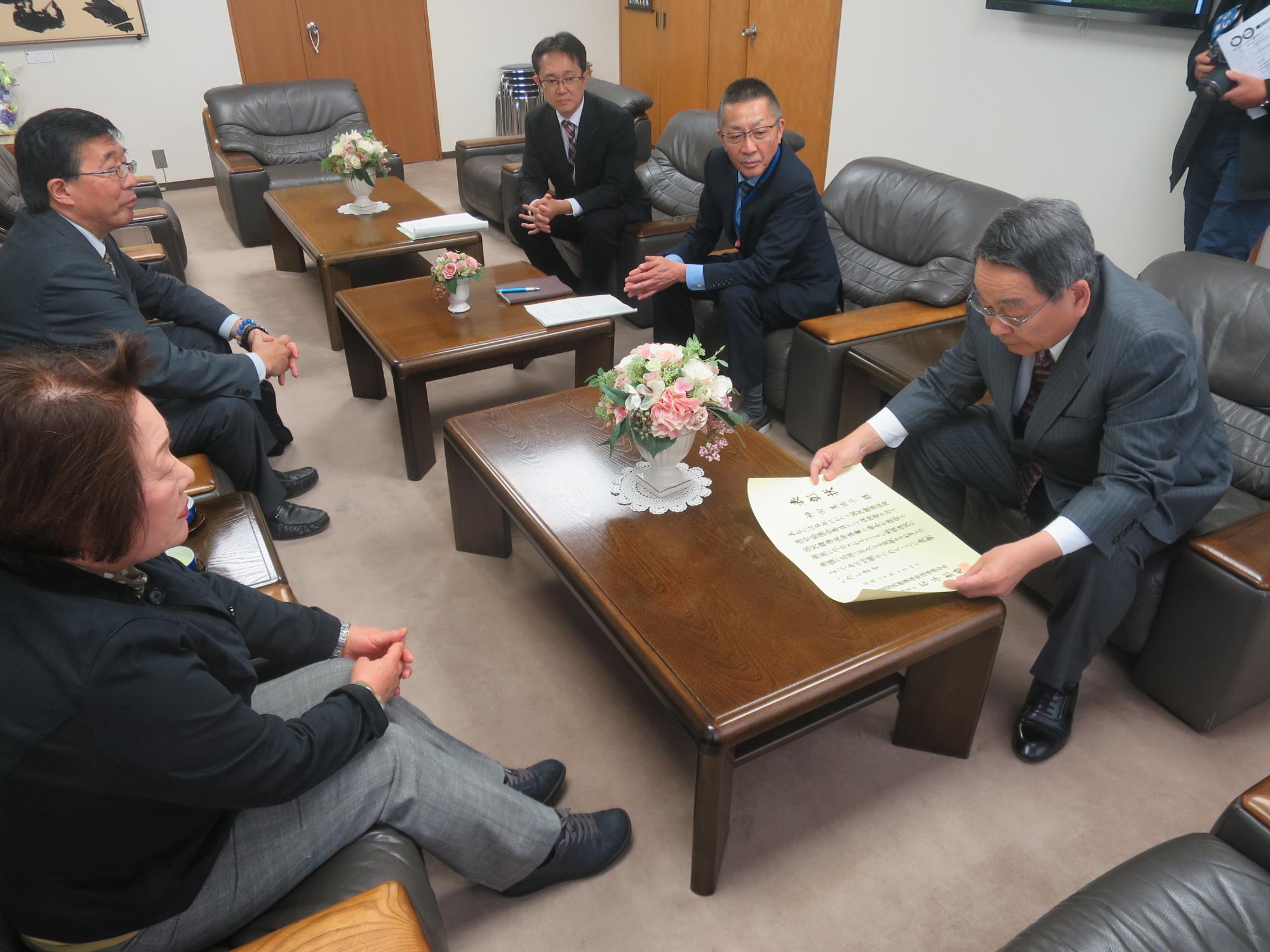 北海道国民健康保険連合会表彰受賞の報告をうける原田市長