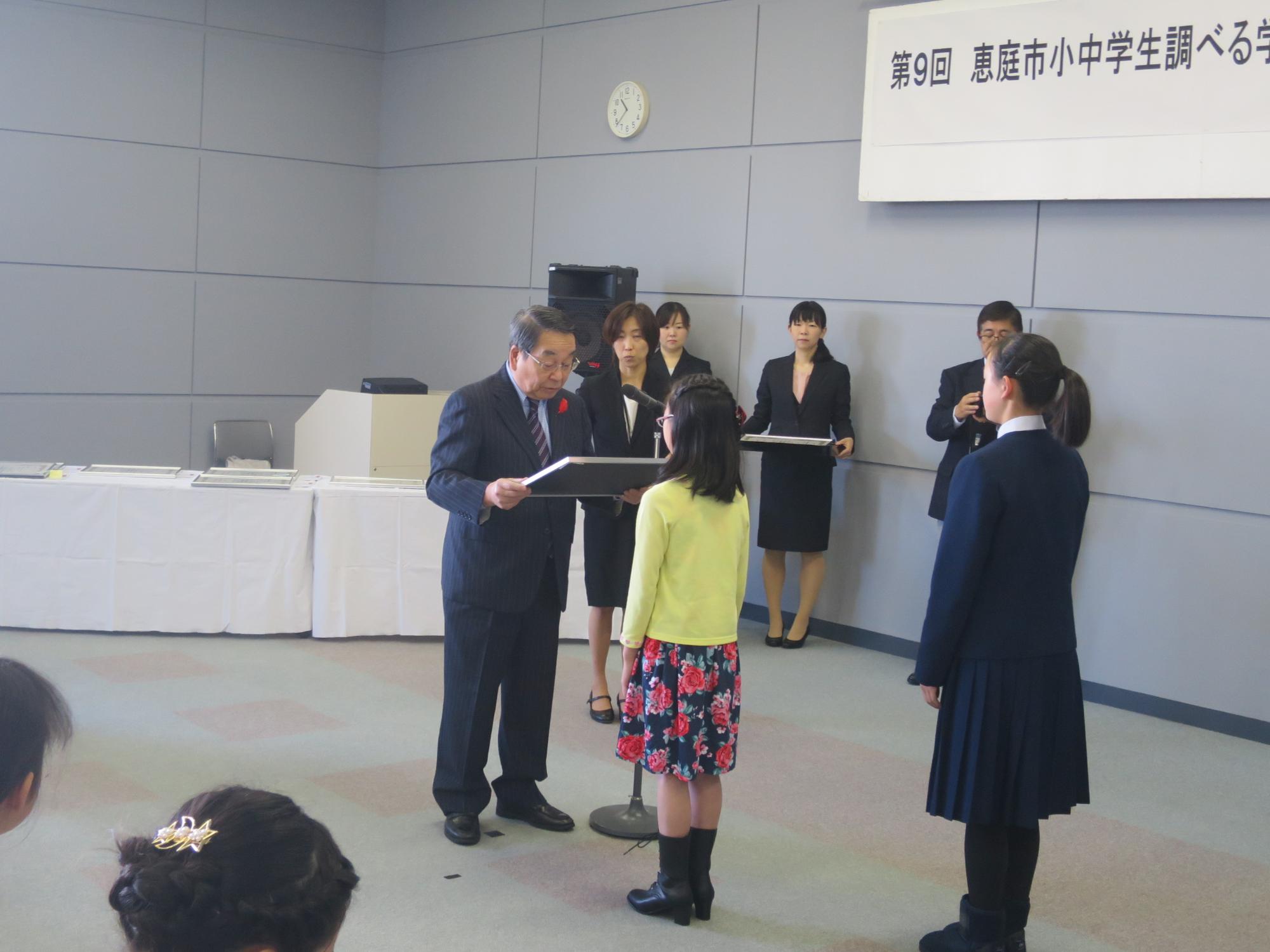 恵庭市小中学生調べる学習コンクールで表彰する原田市長