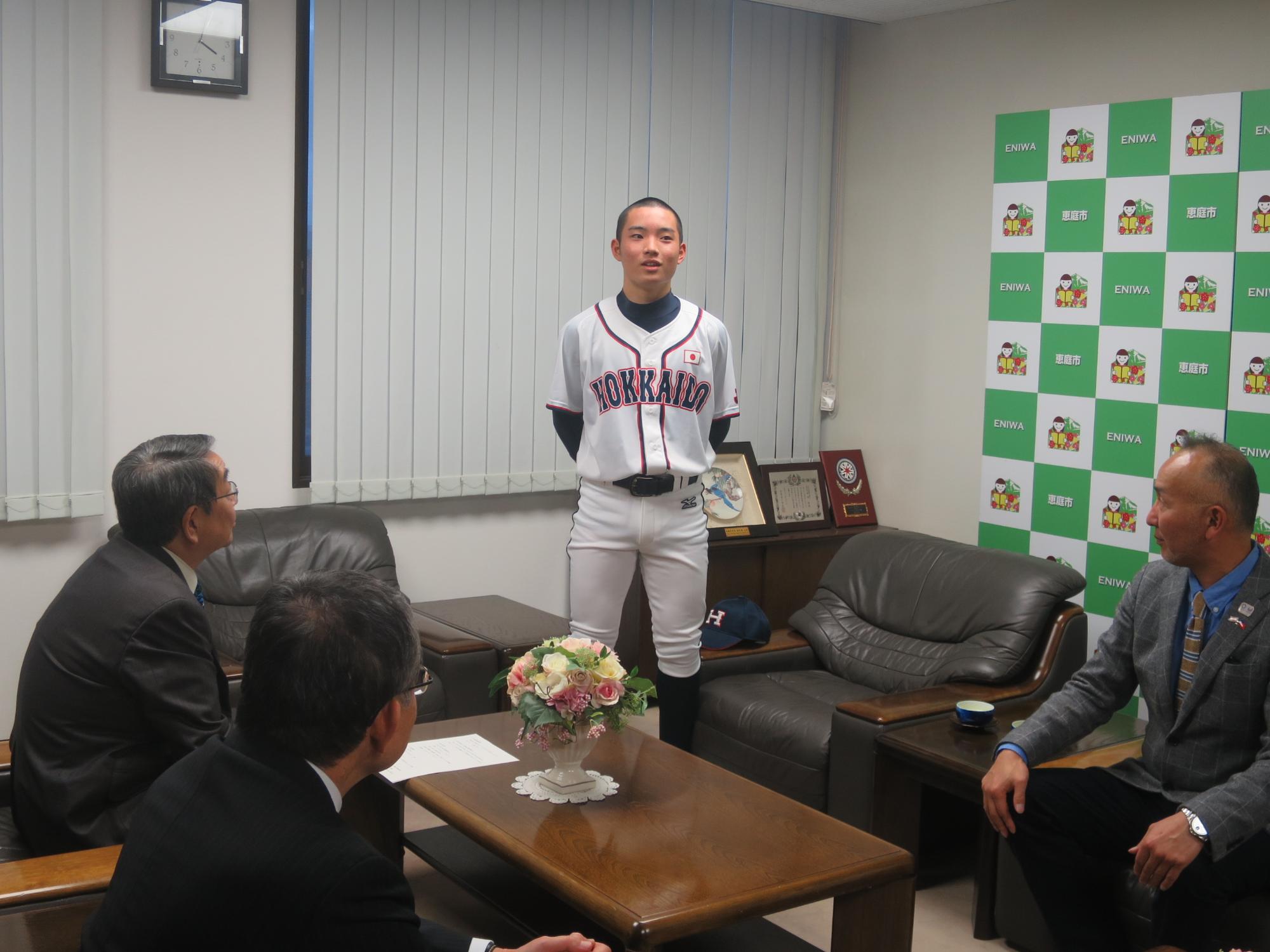 日台国際野球大会出場報告をうける原田市長