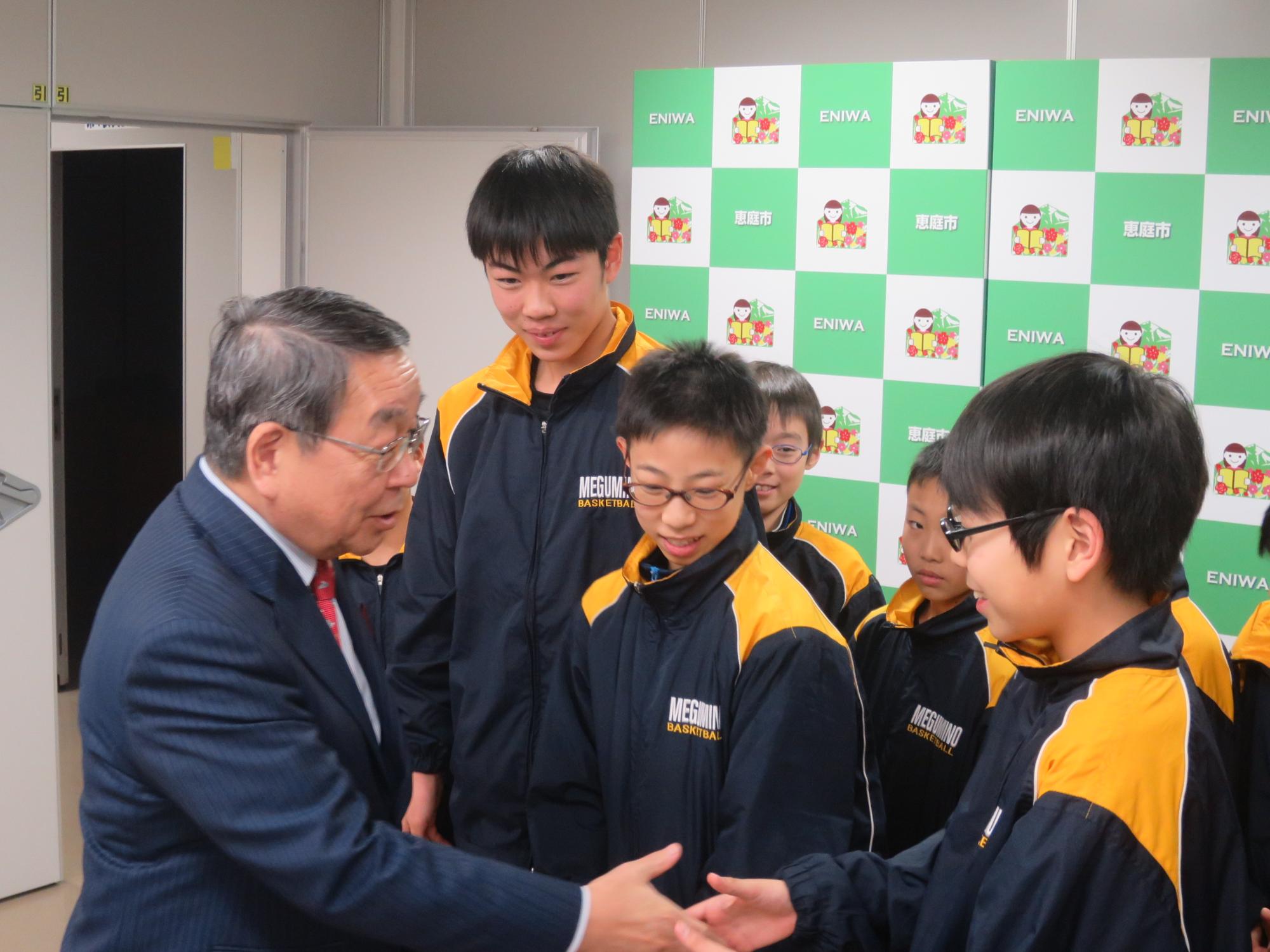 北海道ミニバスケットボール大会出場報告会で下k例する原田市長