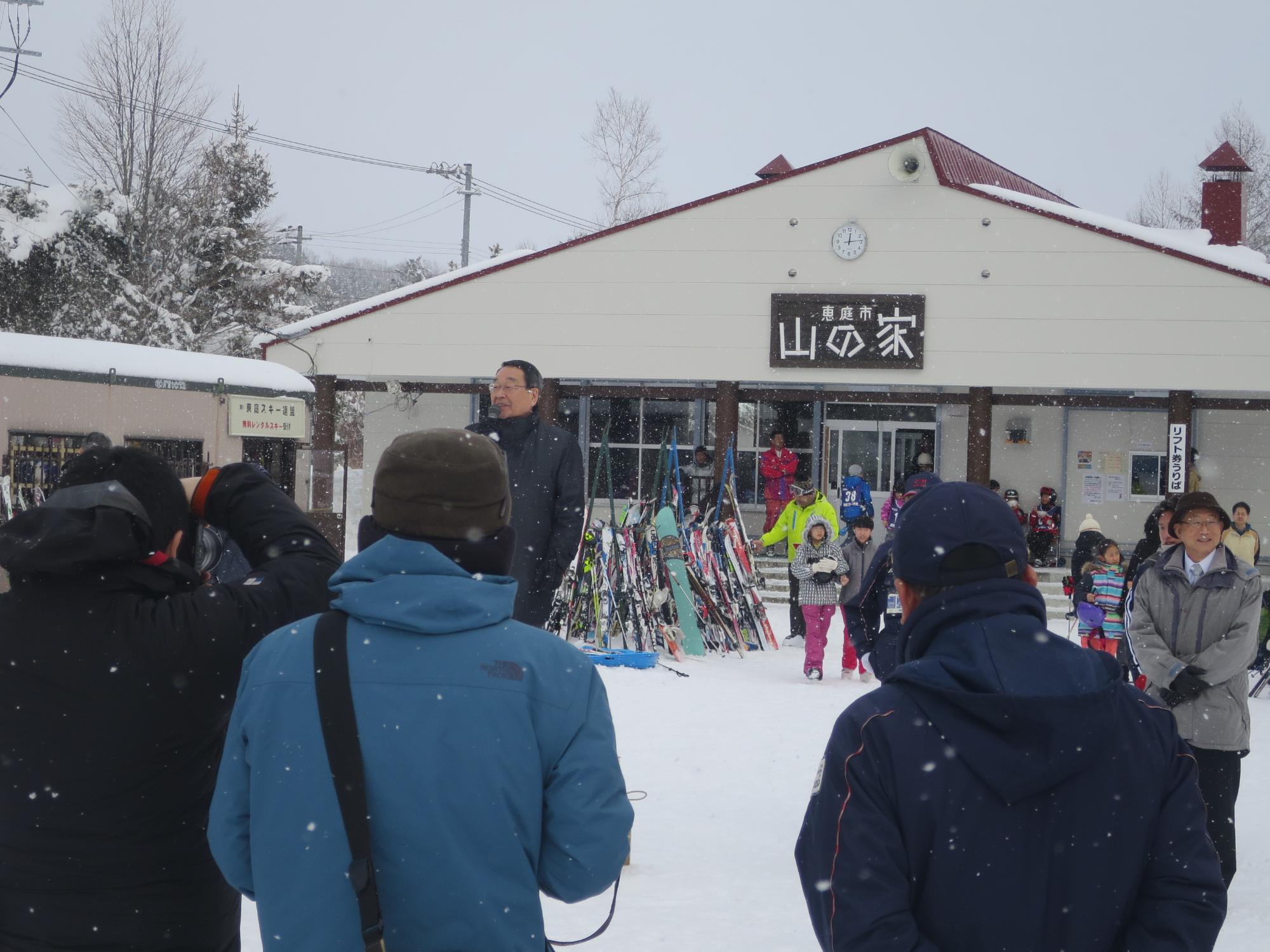 市民スキー場オープニングイベントで挨拶する原田市長