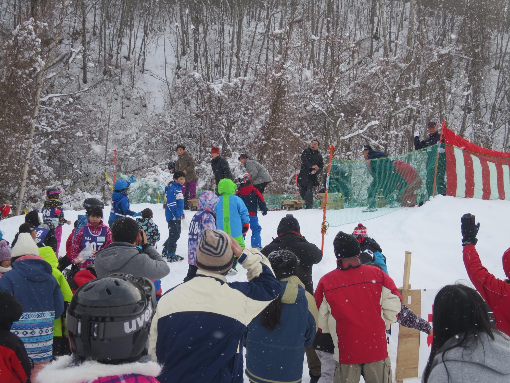 市民スキー場オープニングイベントで餅撒きをする原田市長