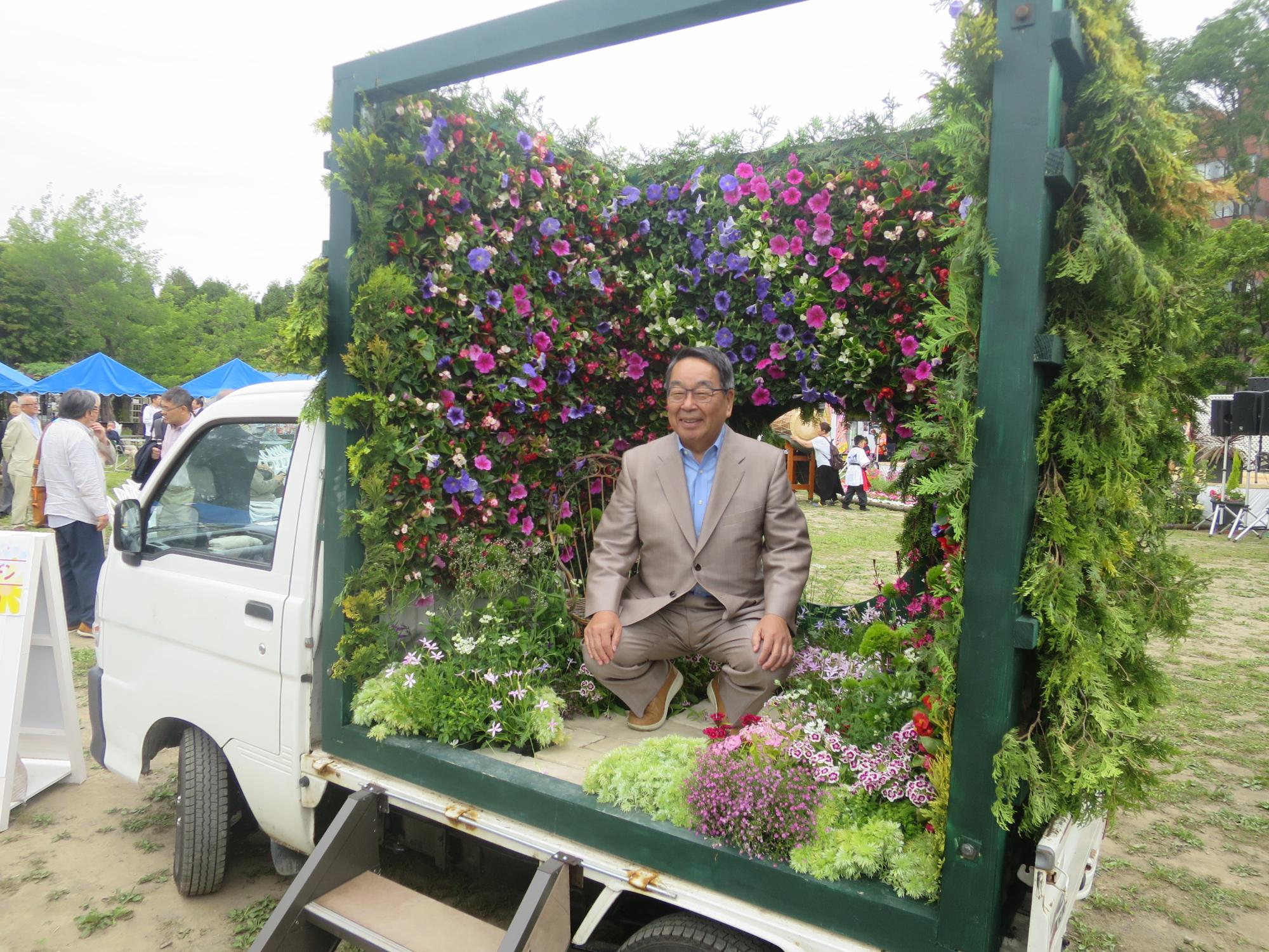 花トラックで記念撮影する原田市長