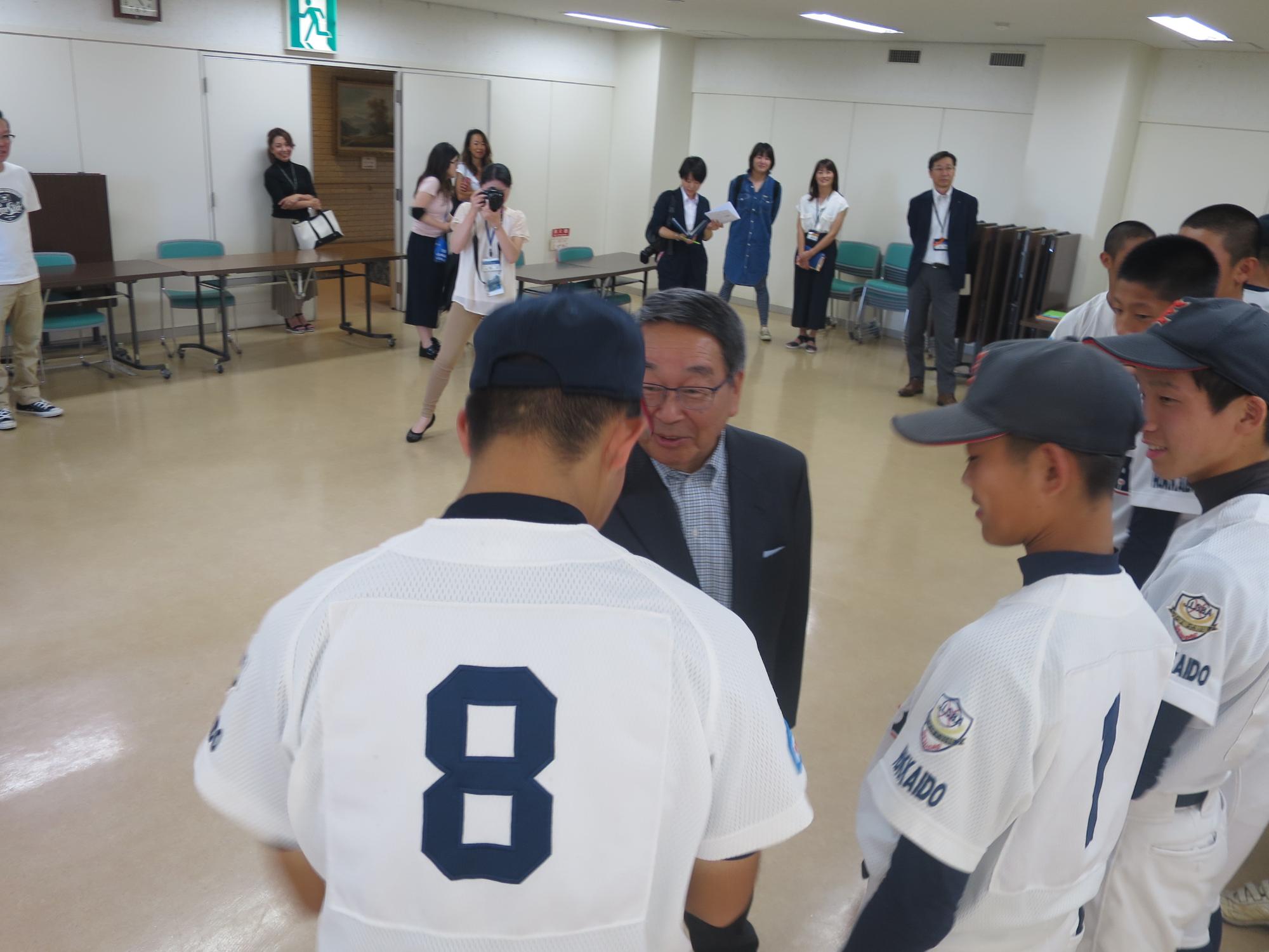 選手を激励する原田市長