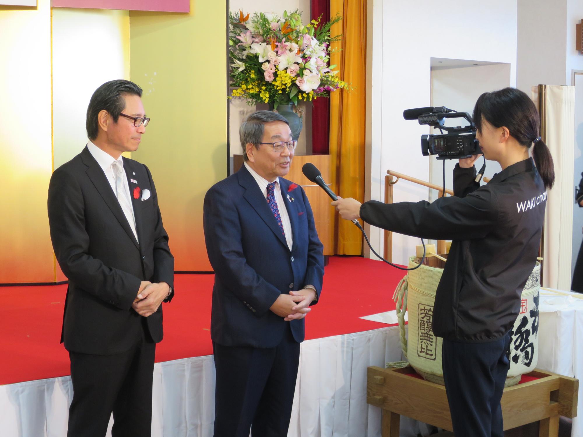 テレビ取材を受ける原田市長と米本和木町長
