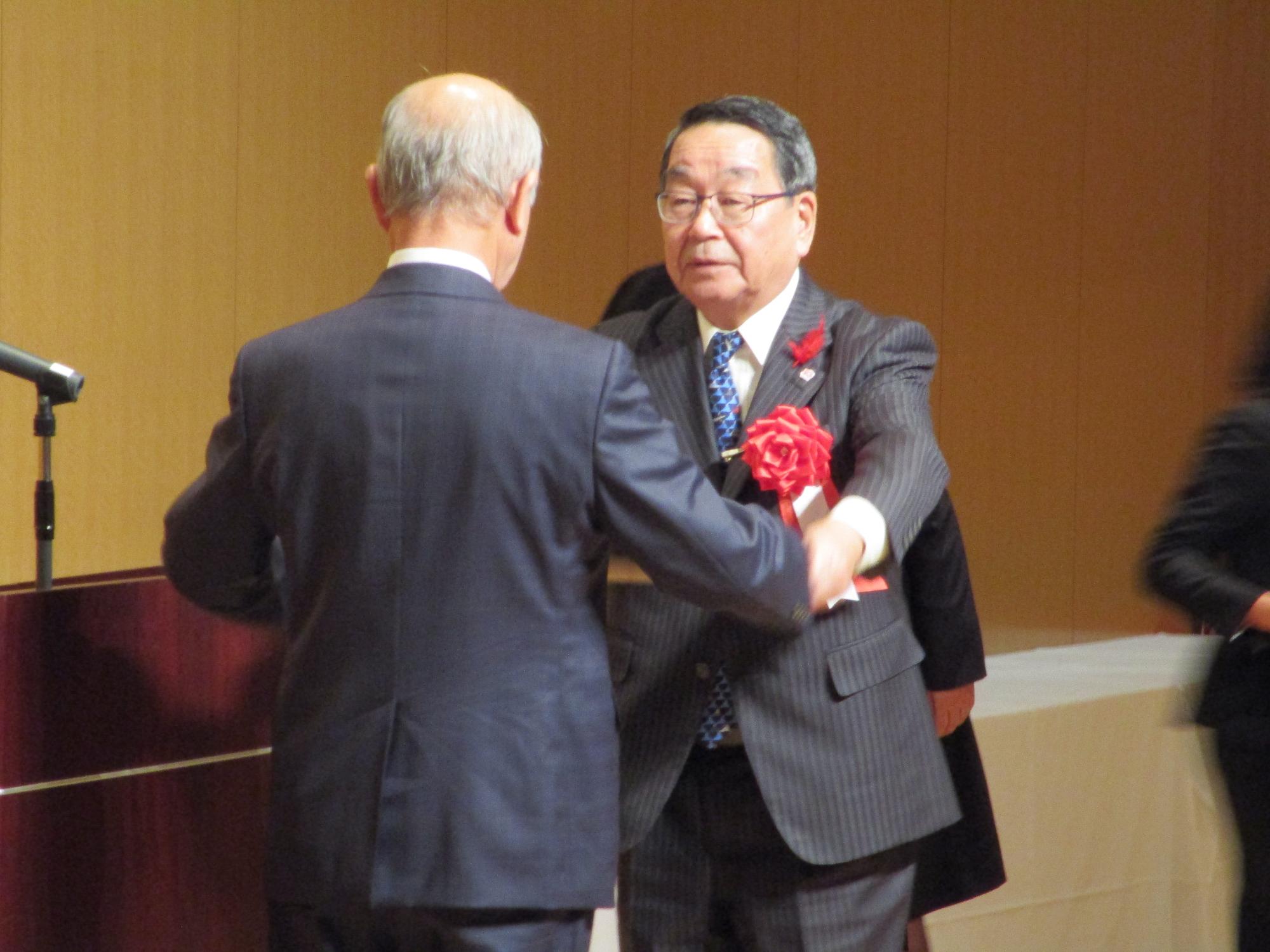 感謝状を贈呈する原田市長