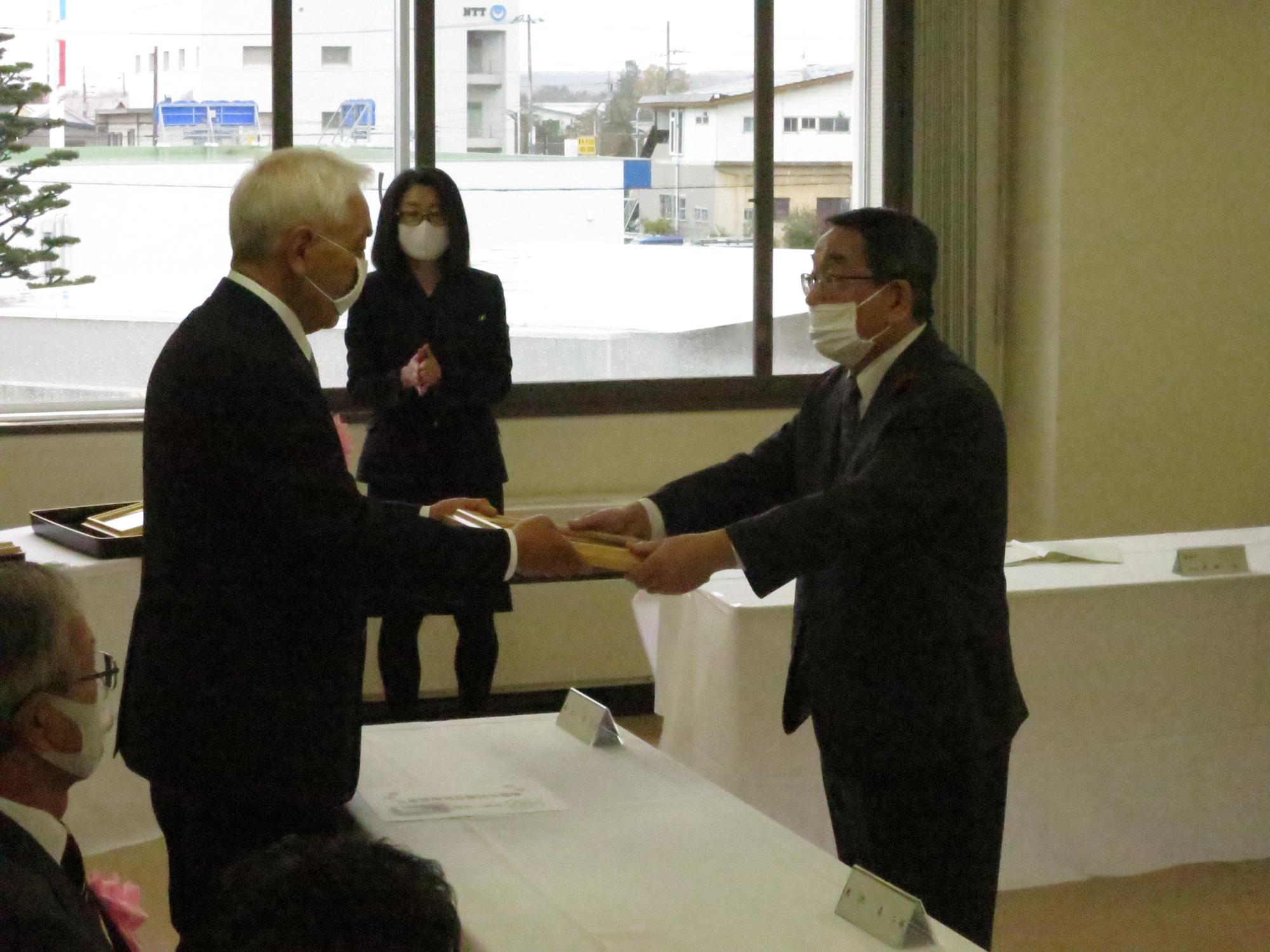 表彰状を贈呈する原田市長