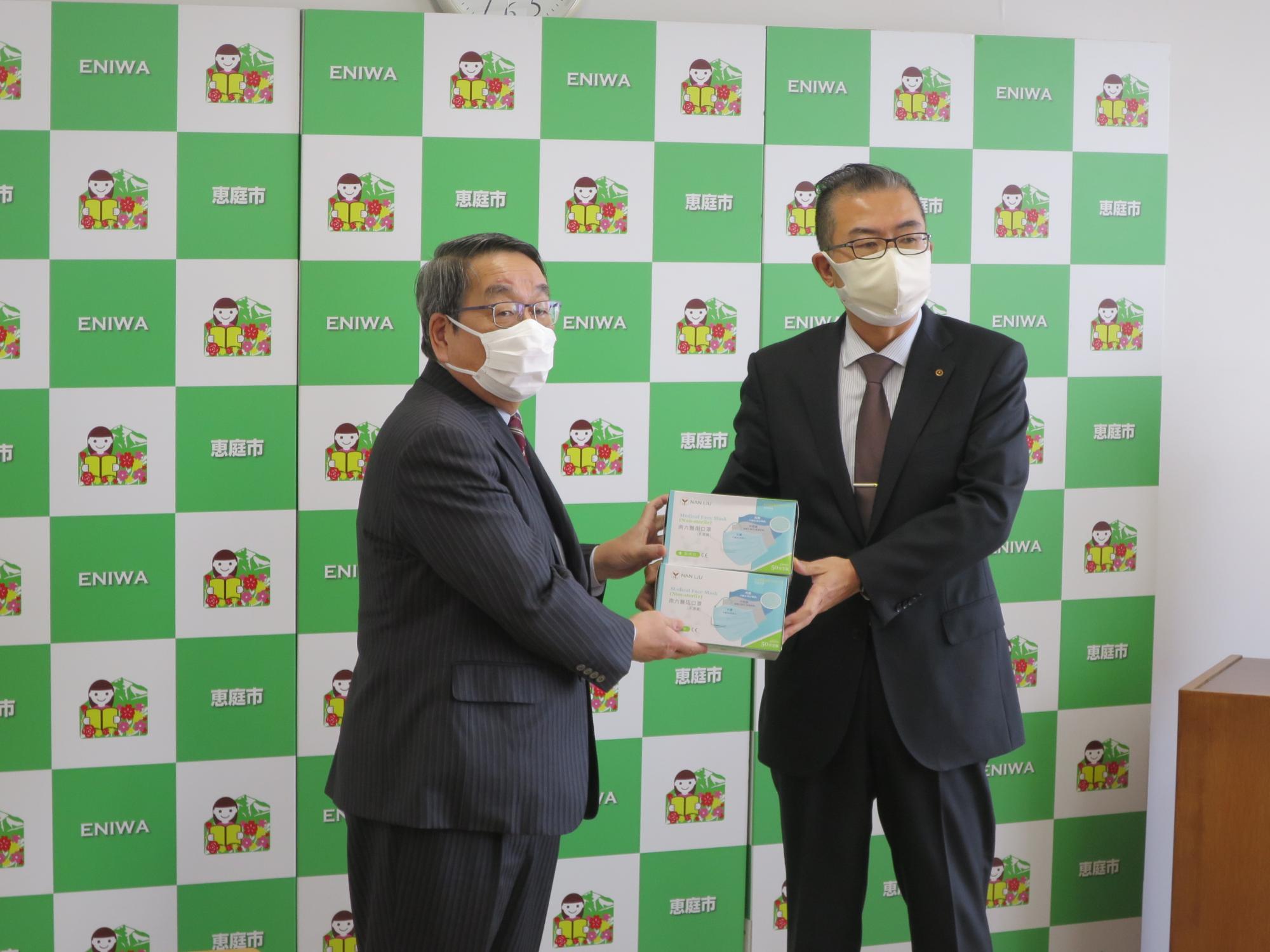 マスクの寄贈を受ける原田市長