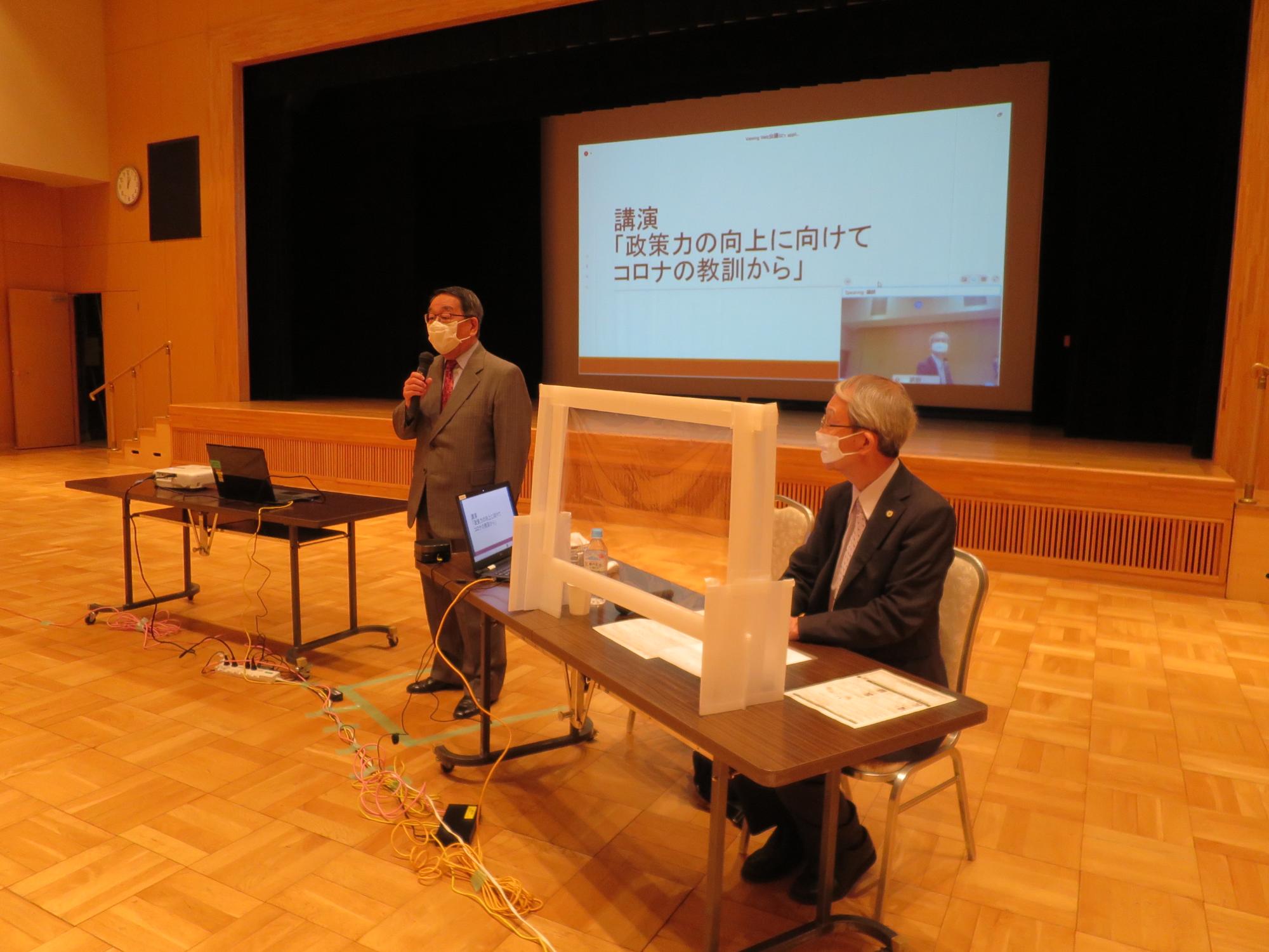 ポストコロナのまちづくり戦略形成講演会で挨拶する原田市長