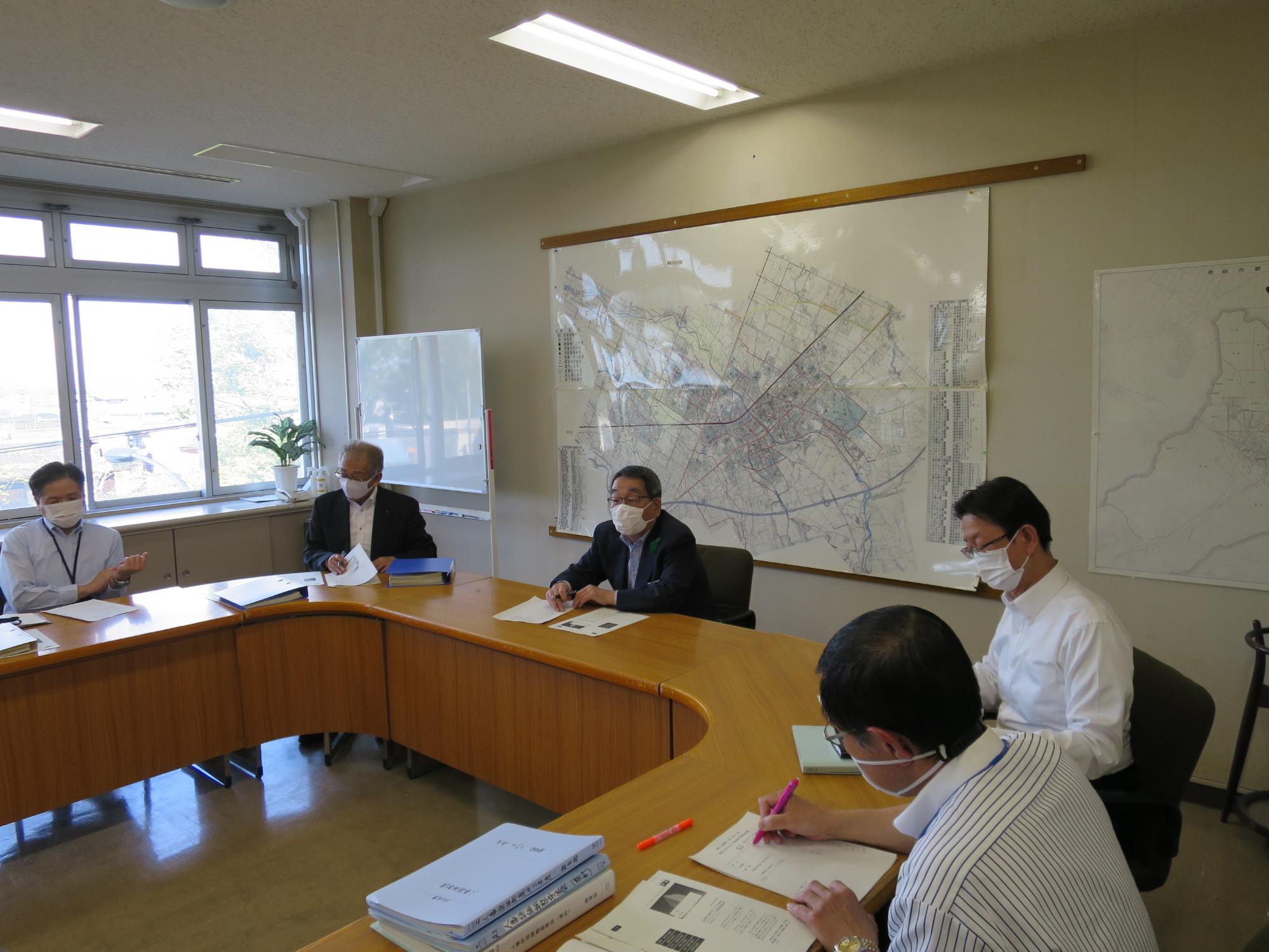 恵庭市新型コロナウイルス感染症対策本部会議で指示をする原田市長