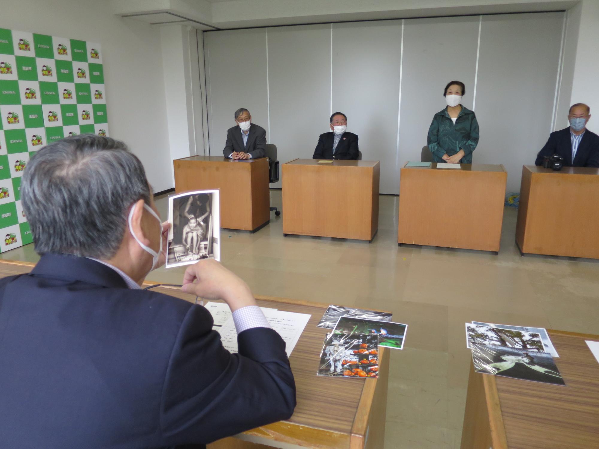 入選写真の感想を述べる原田市長