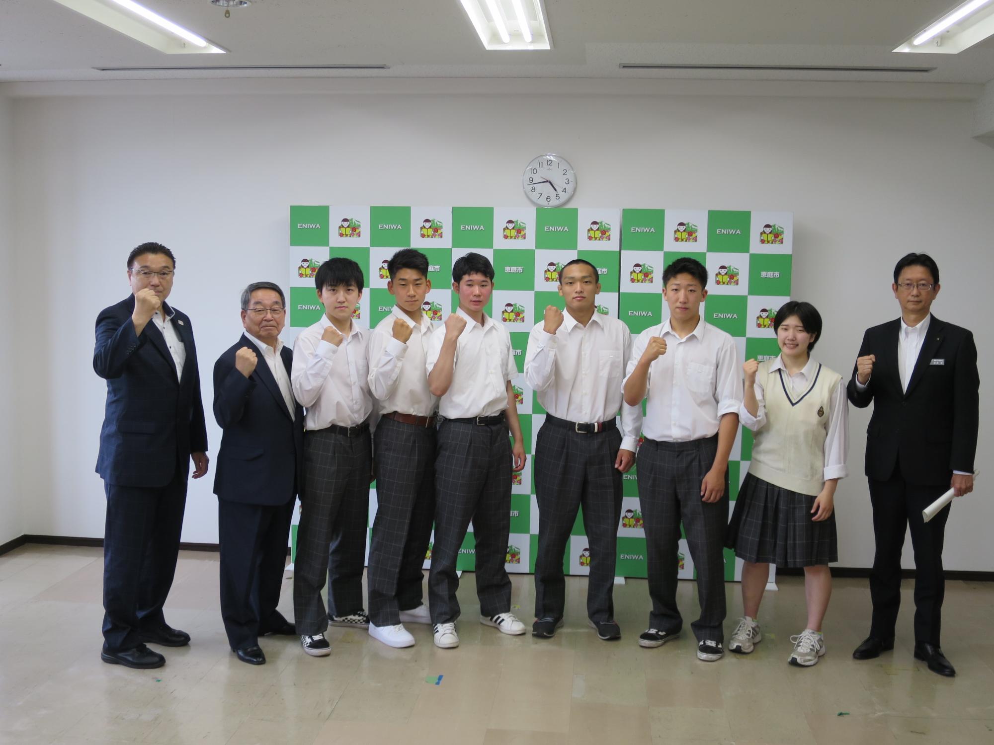 恵庭南高校の生徒と集合写真に写る原田市長